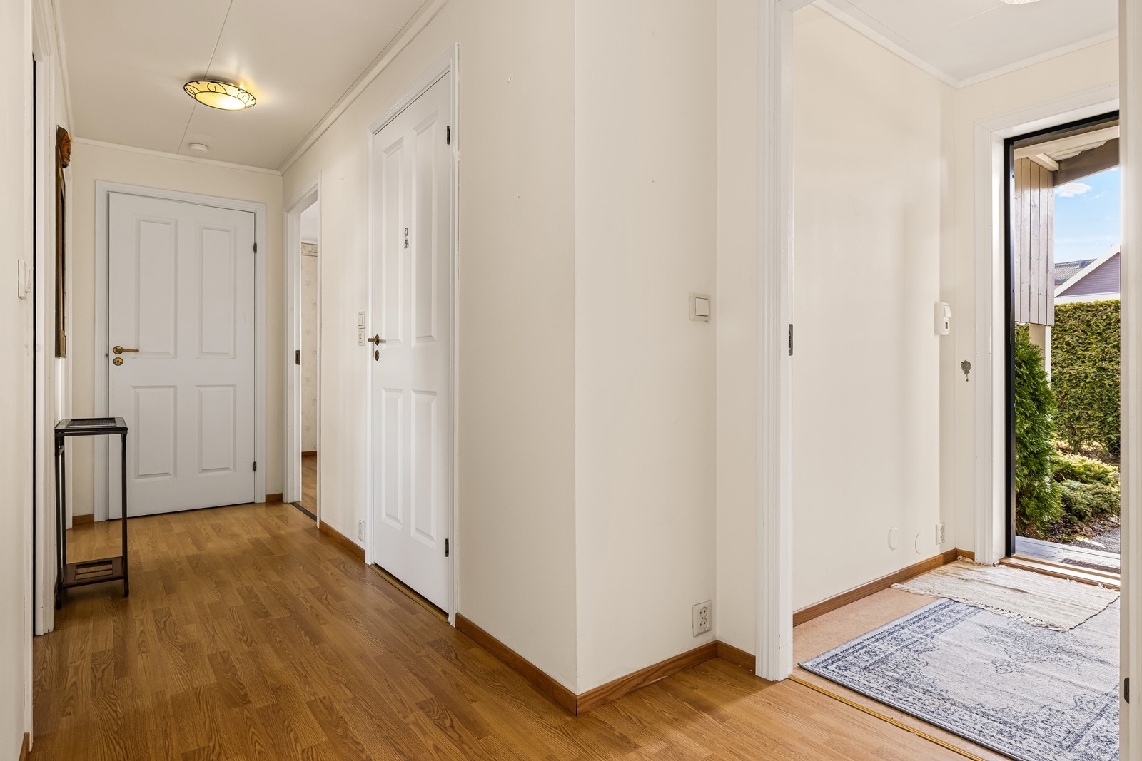 Gangen fordeler tilgangen til alle rom. De innvendige dørene ble malt i 2012. Galleribilde