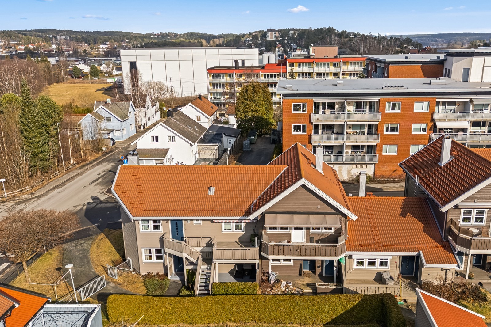 Kort gangavstand til skoler, barnehager og dagligvarebutikk som Kiwi Kurland (5 min). Galleribilde