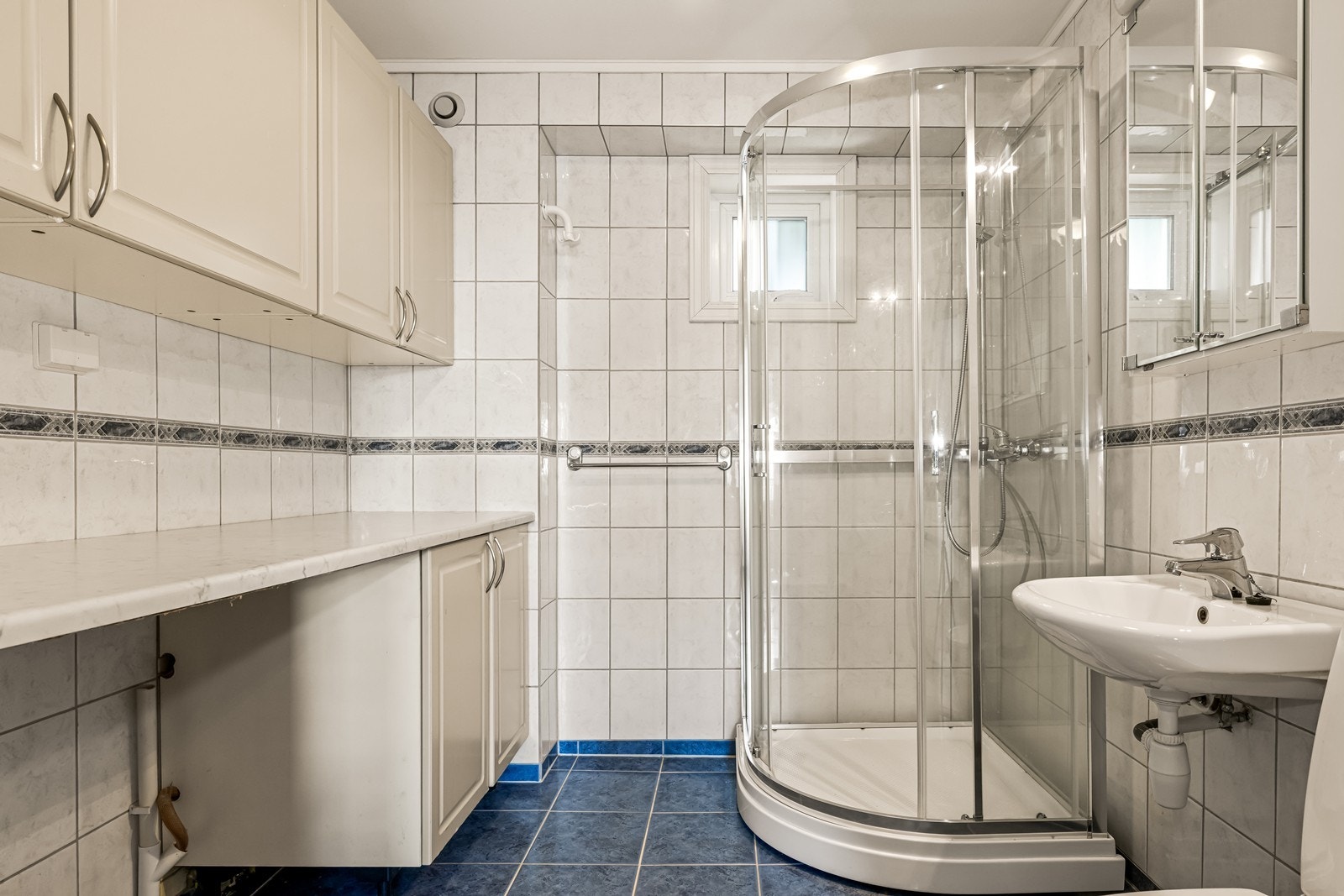 Badet ble etablert i 2001 og har flislagte gulv og vegger. Her er det også opplegg for vaskemaskin. Galleribilde