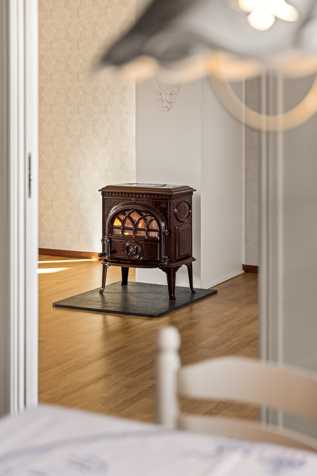 Vedovnen i stuen er en effektiv og stemningsfull oppvarmingskilde. Galleribilde