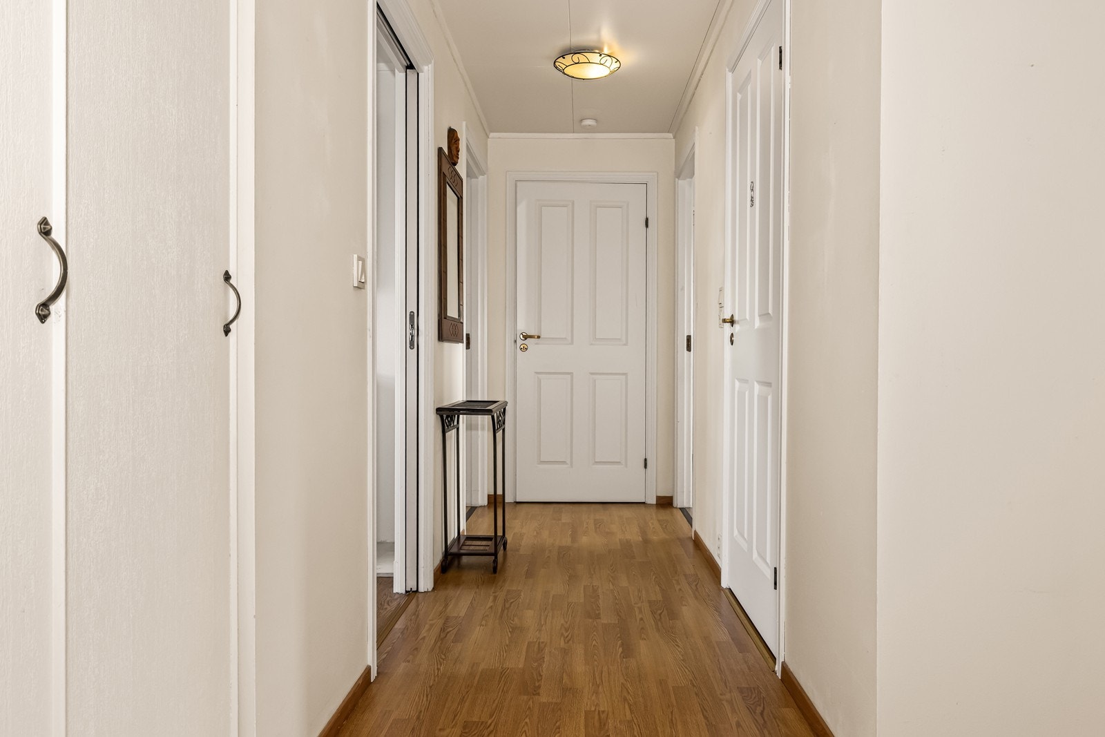 Gjennomgående lyse overflater og laminatgulv binder rommene sammen. Galleribilde