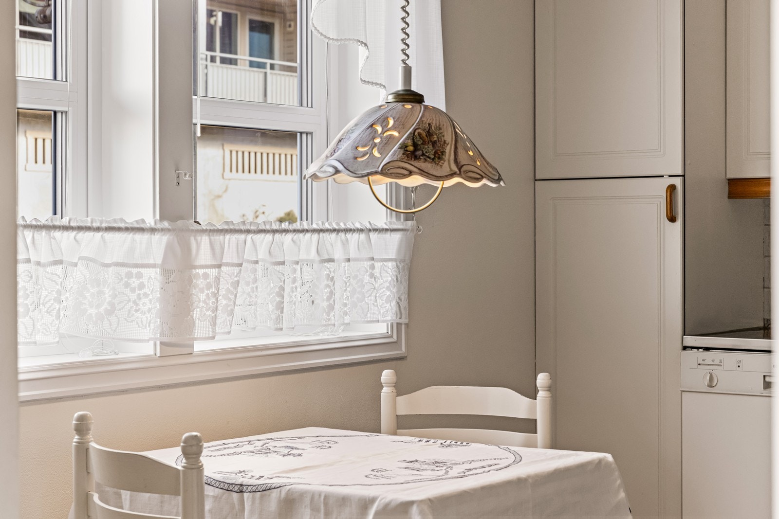 En hyggelig spiseplass ved vinduet på kjøkkenet. Galleribilde