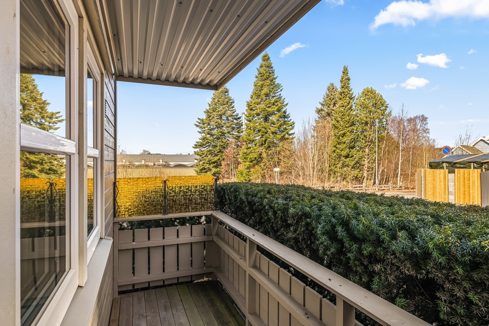 Fra balkongen er det utsyn over nærområdet. Galleribilde