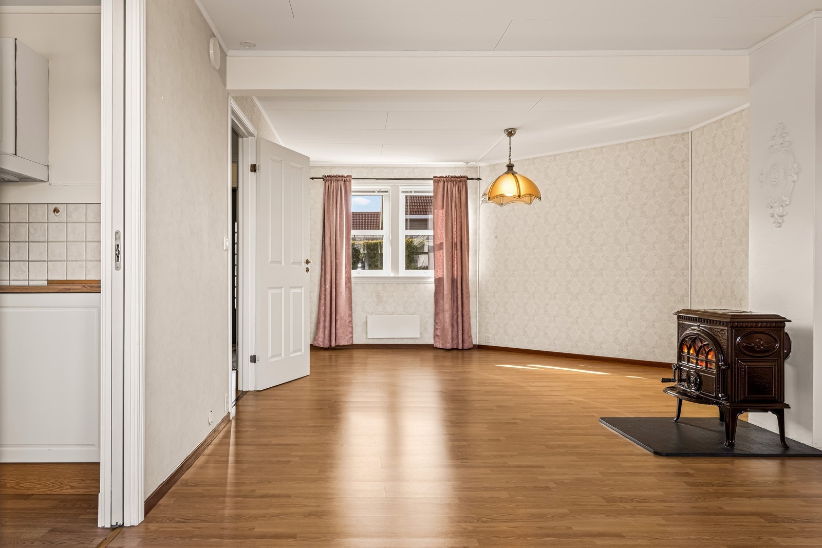 Gulvene i oppholdsrommene har laminat. Vinduene er av PVC med isolerglass, skiftet i perioden 2017-2019. Galleribilde