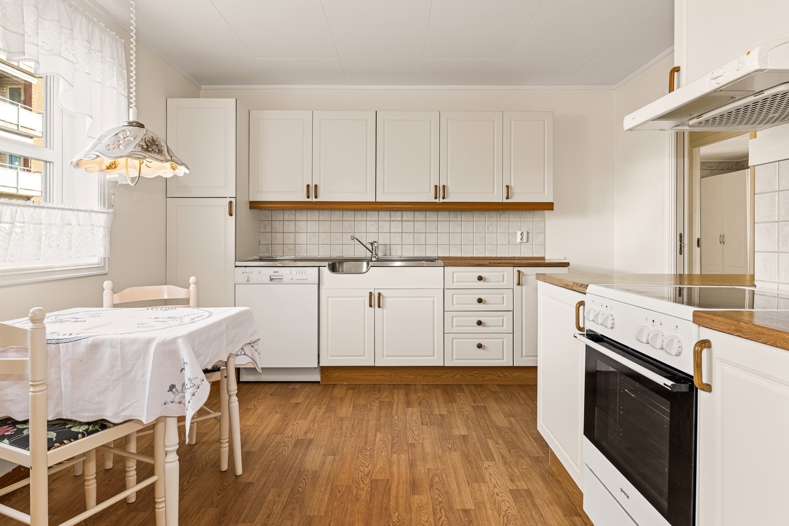 Praktisk kjøkken med spiseplass. Innredningen har fronter som ble byttet i 2012. Galleribilde