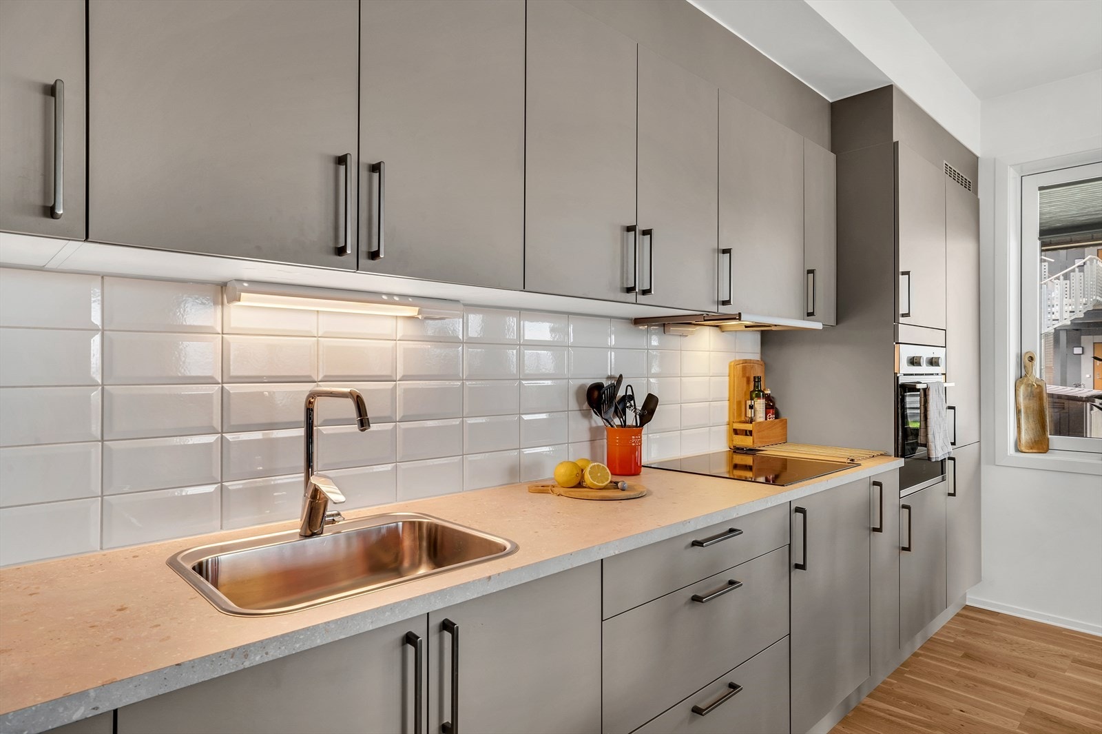 Det er medfølgende hvitevarer i form av platetopp, stekeovn, kombiskap og oppvaskmaskin. Galleribilde