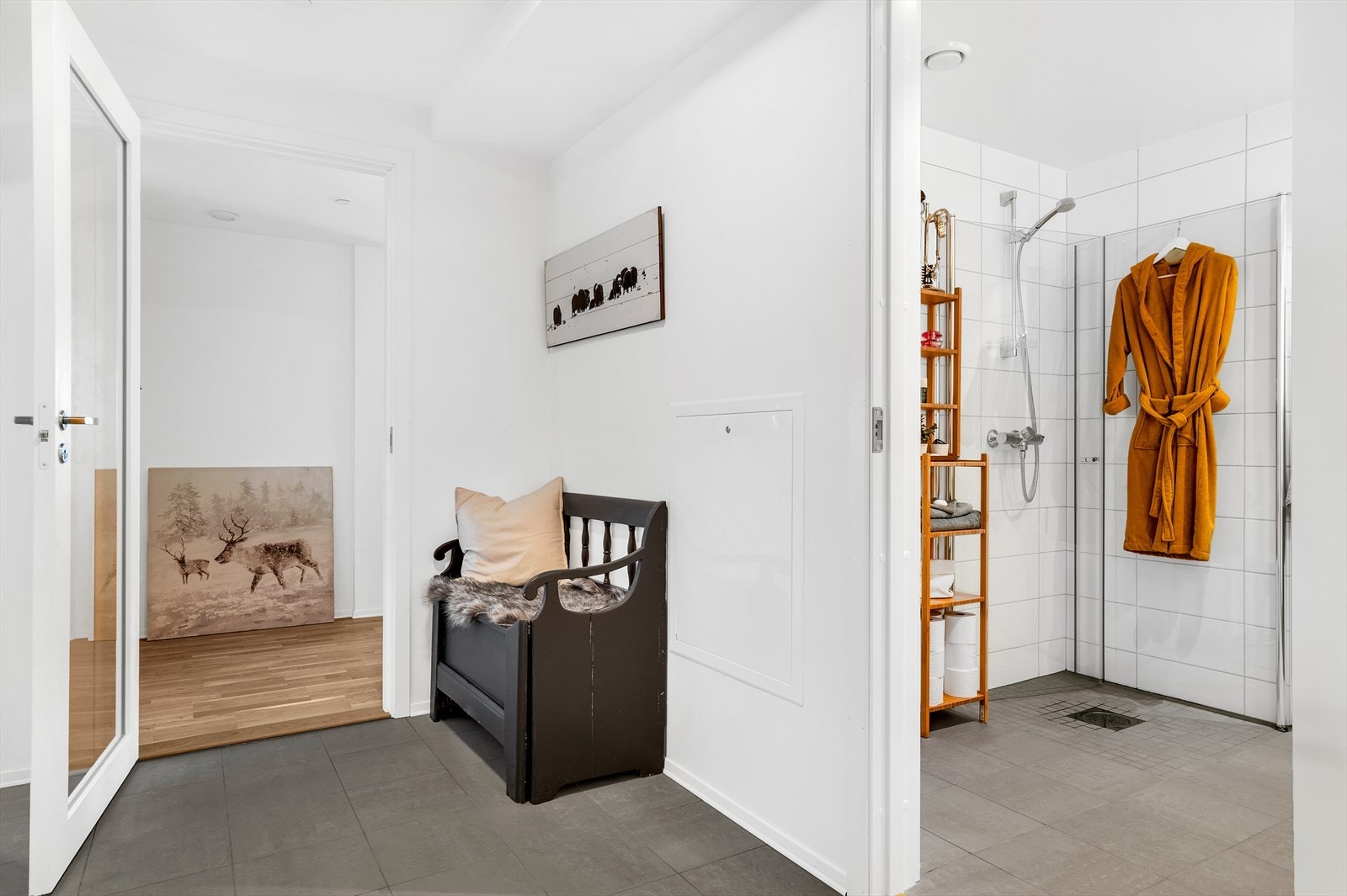 I gangen er det behagelig varme i gulvet, samt fliser for enkel rengjøring. Galleribilde