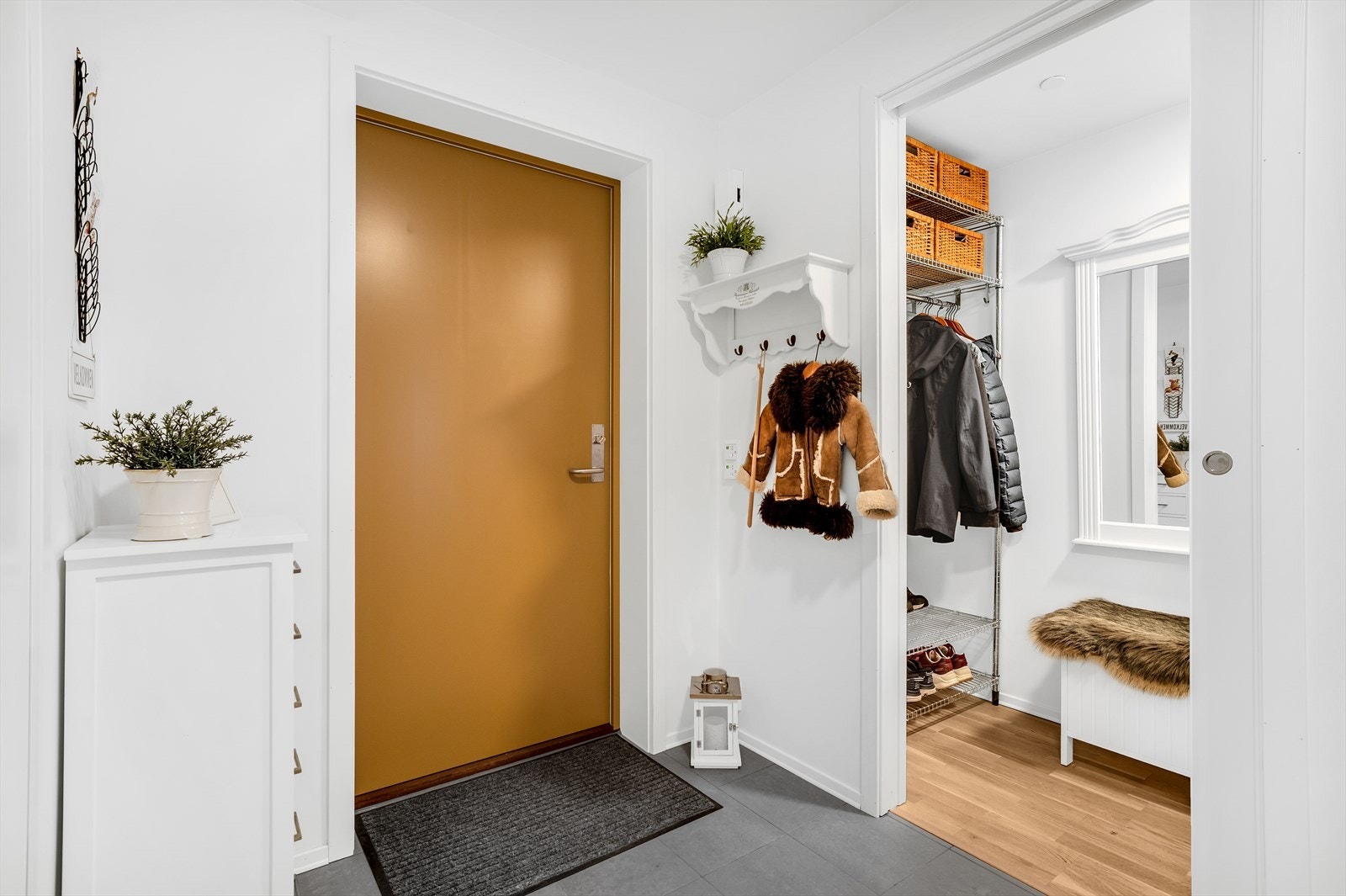 Forbi inngangsdøren venter en romslig entré med god plass til å sette fra seg sko og henge fra seg yttertøy. Herfra har man direkte adkomst til teknisk rom/bod, som fungerer utmerket til oppbevaring av klær, samt annet utstyr. Galleribilde