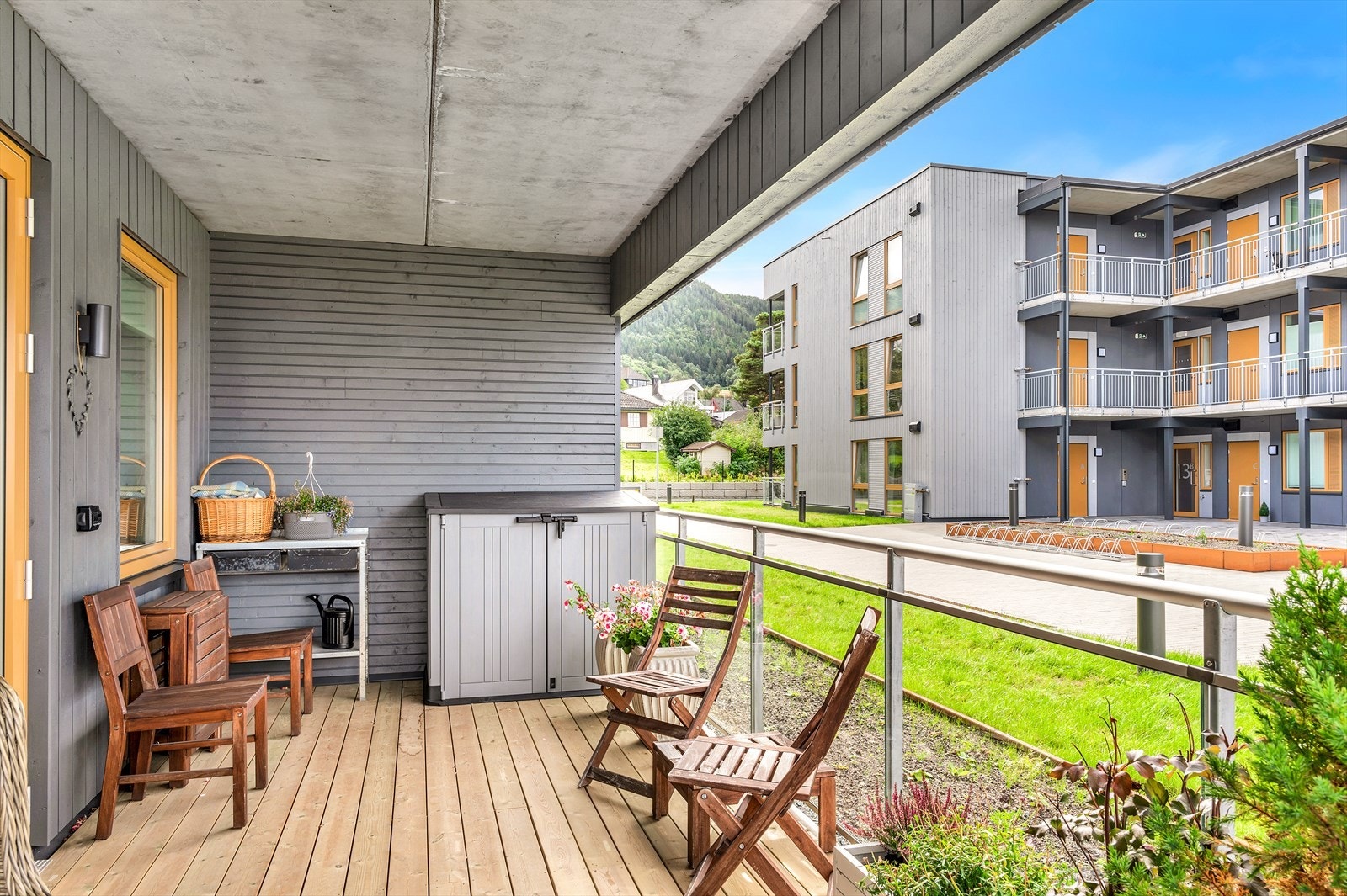 Uteplassen på hele 17 kvm byr på gode muligheter for både avslapning og sosiale sammenkomster. Terrassen vender mot sørvest, noe som gir svært gode solforhold gjennom store deler av dagen. Galleribilde