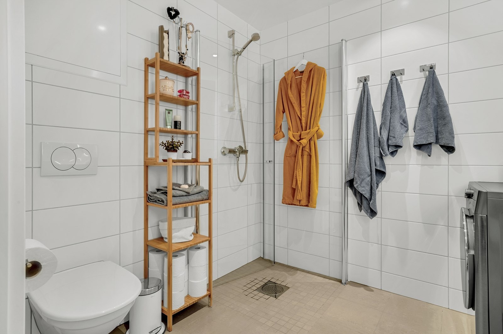 Øvrig innredning består av opplegg for vaskemaskin, dusjnisje, klosett og en baderomsinnredning med god plass til toalettartikler. Galleribilde