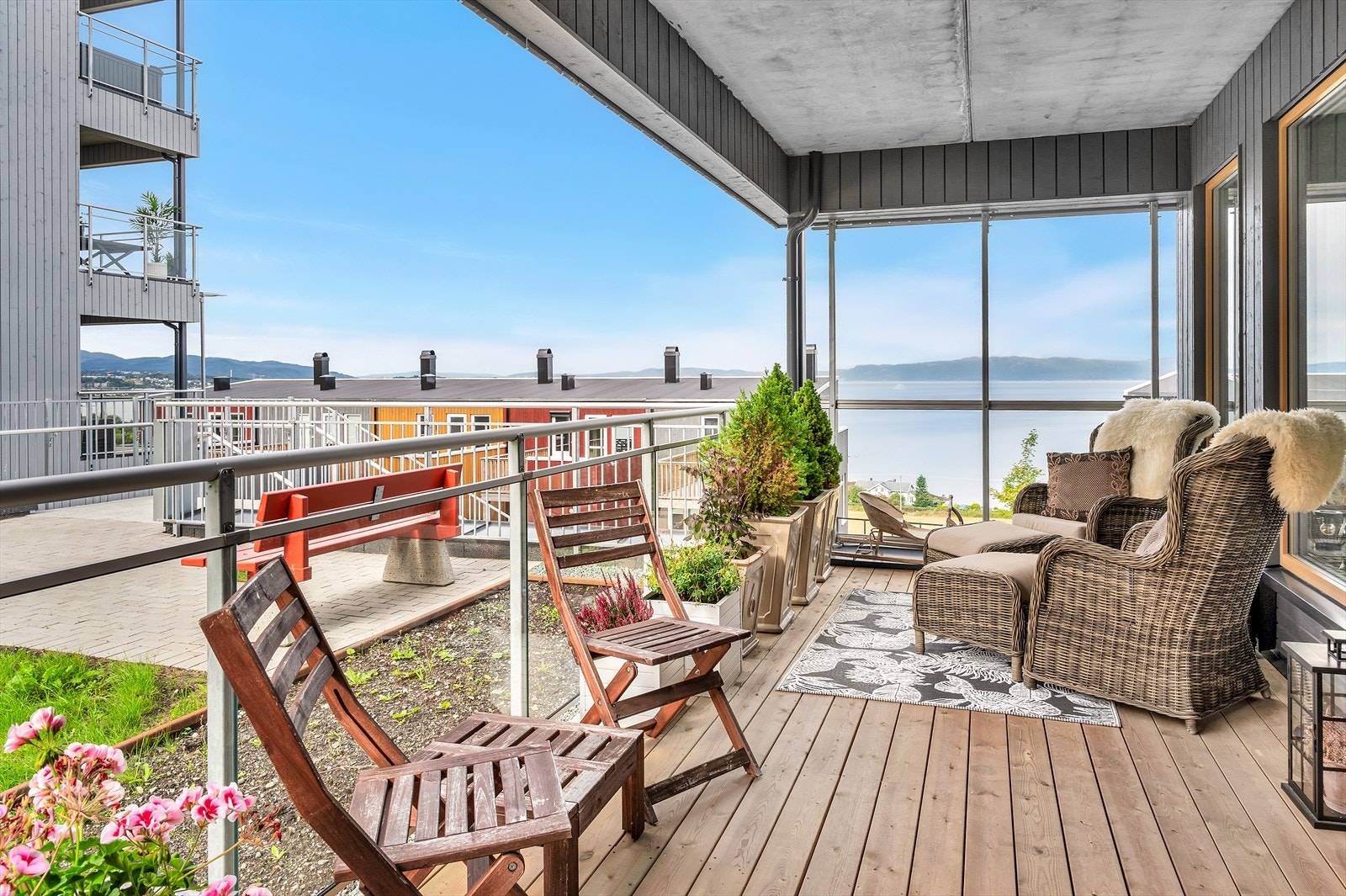 Leiligheten ligger på bakkeplan og har en ettertraktet hjørnebeliggenhet ytterst i bygget. Fra både stuen og terrassen kan man nyte vakker utsikt ned mot fjorden. Galleribilde