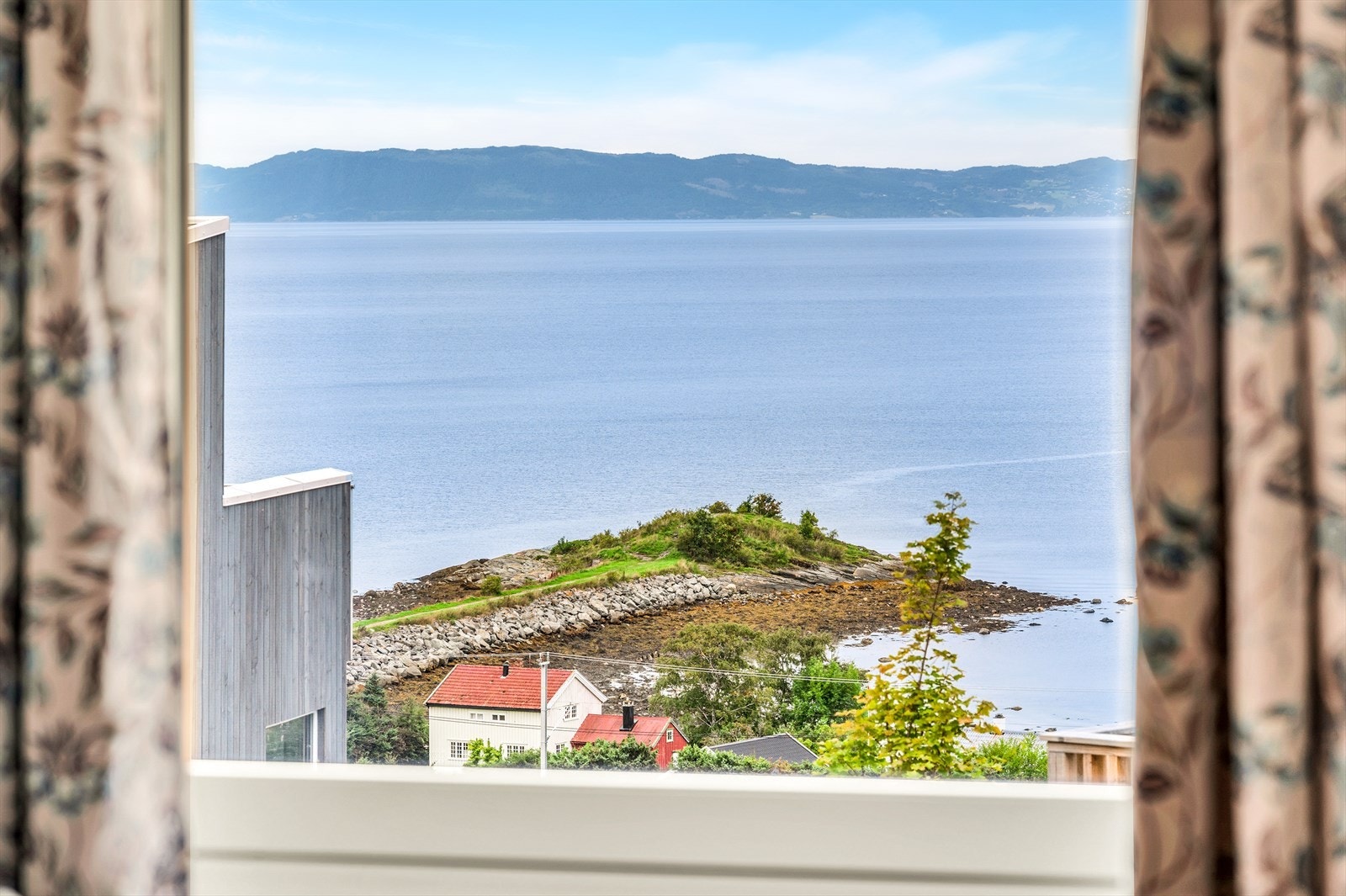 Å våkne med utsikt mot Væresholmen gir en egen ro i hverdagen. Fjorden ligger bare et lite steinkast unna, og på få minutter kan man tusle ned til vannkanten. Galleribilde