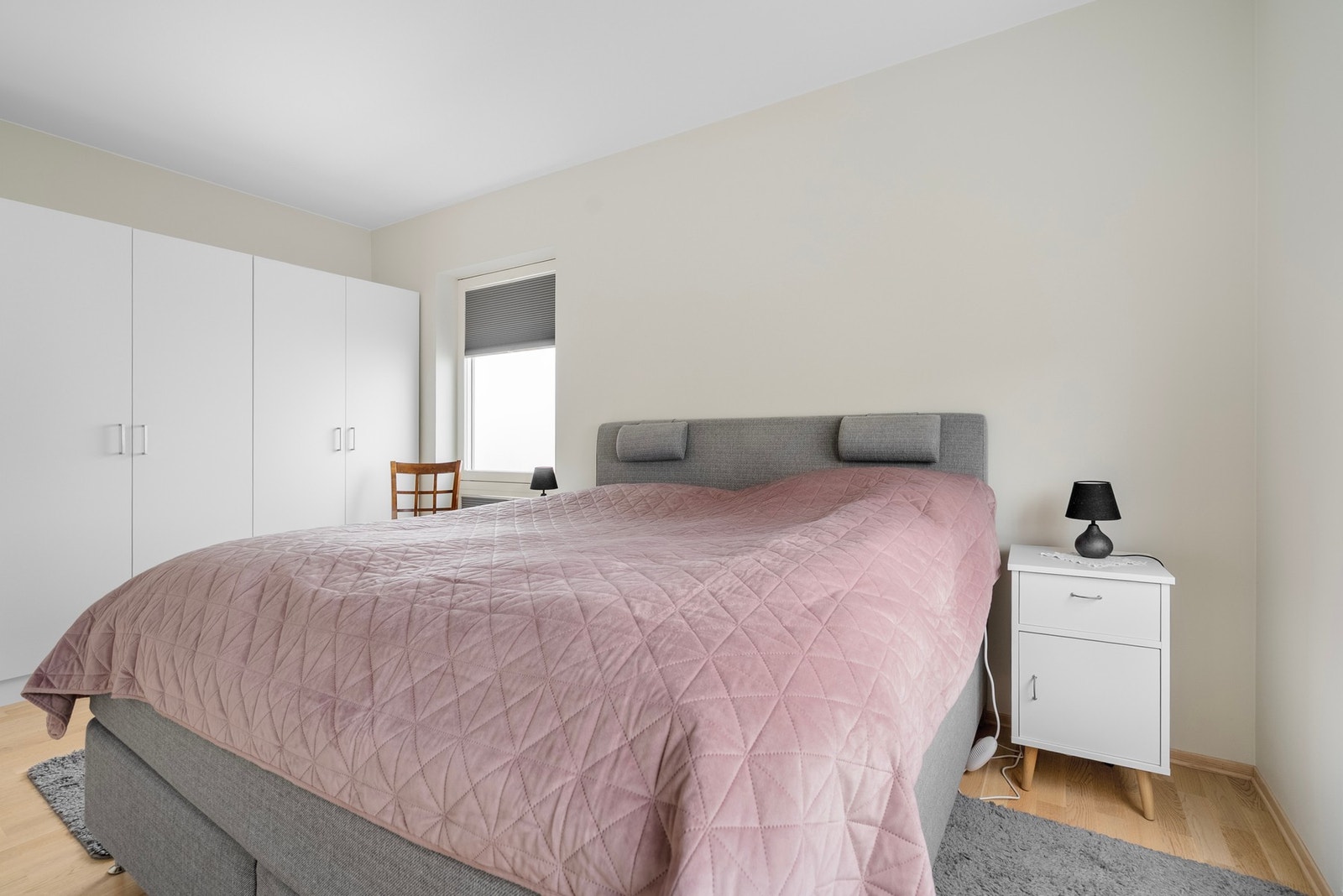 Innerst i leiligheten finner du et lyst og romslig soverom, med rikelig garderobeplass som gjør det enkelt å holde orden på klær og tilbehør Galleribilde