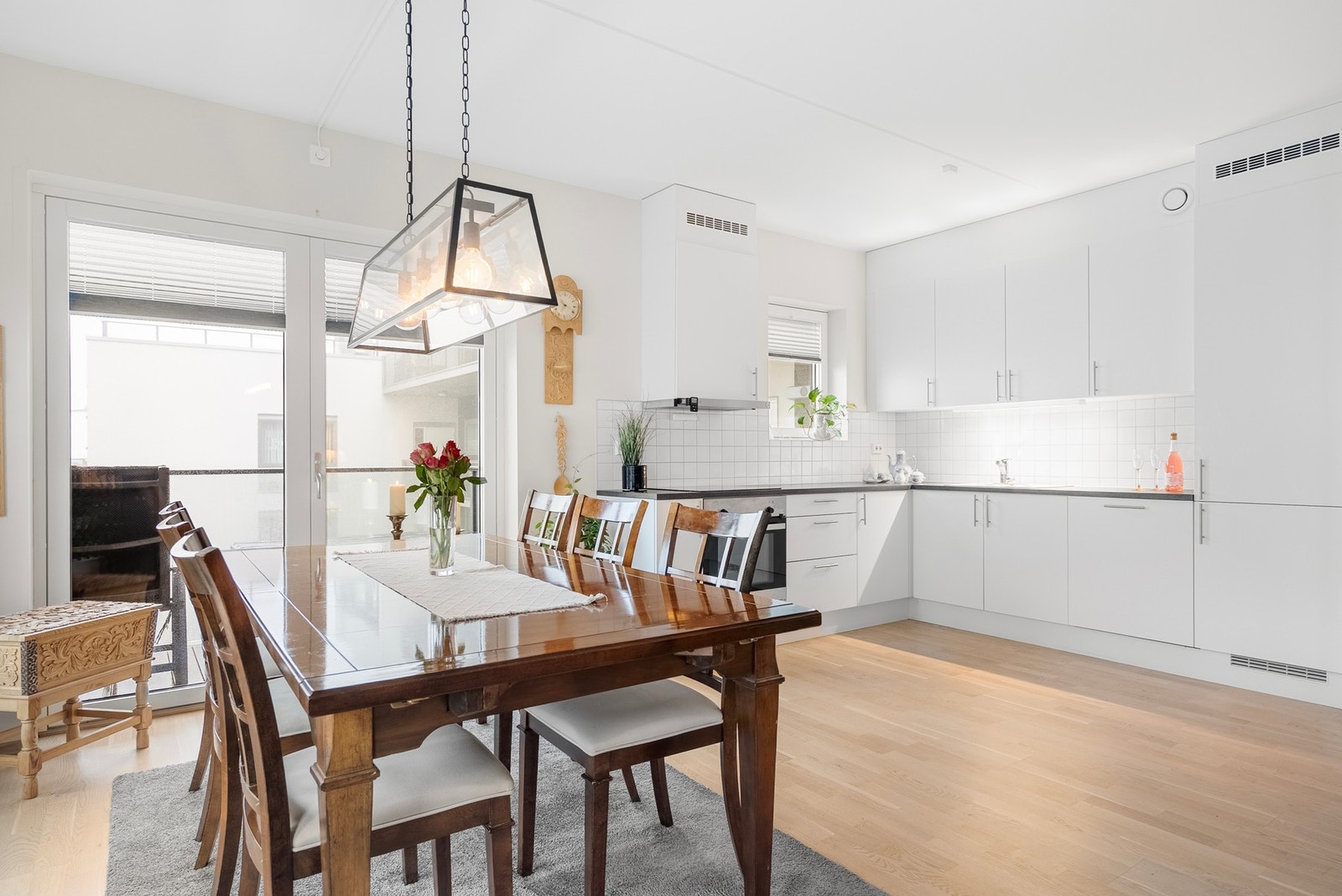 Med åpen løsning kan kokken være sosial og ta del i samtalene mens gjestene sitter ved bordet Galleribilde