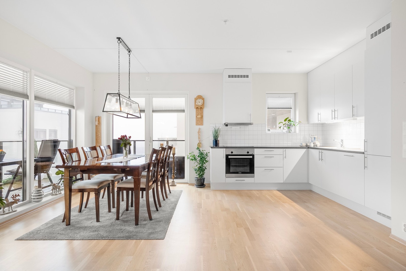 Kjøkkenet har integrerte hvitevarer, god benk- og skapplass, samt plass til spisestue. Fra kjøkkenet har du også utgang til balkong Galleribilde