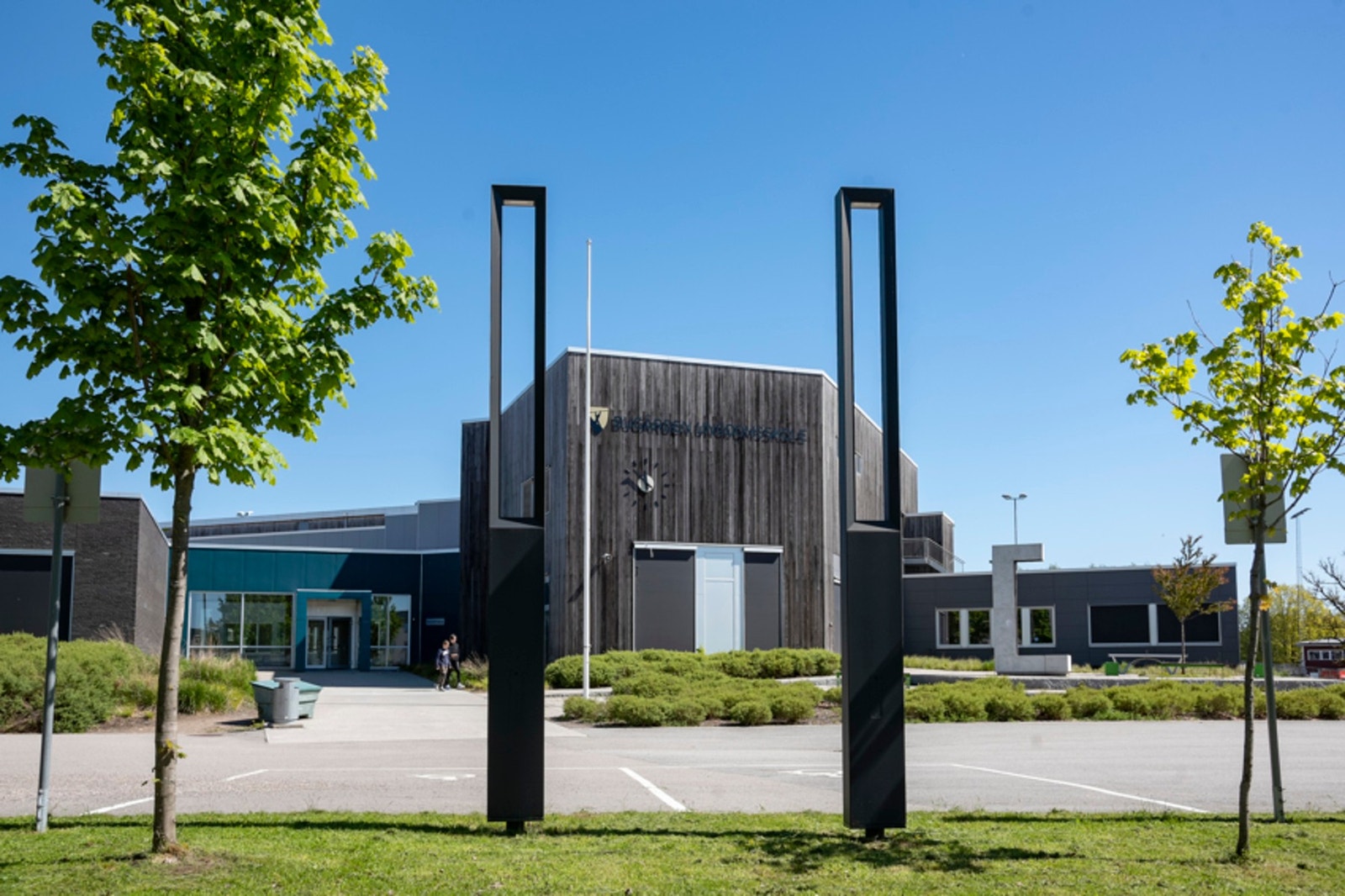 Bugården Ungdomsskole er i kort avstand fra boligen Galleribilde