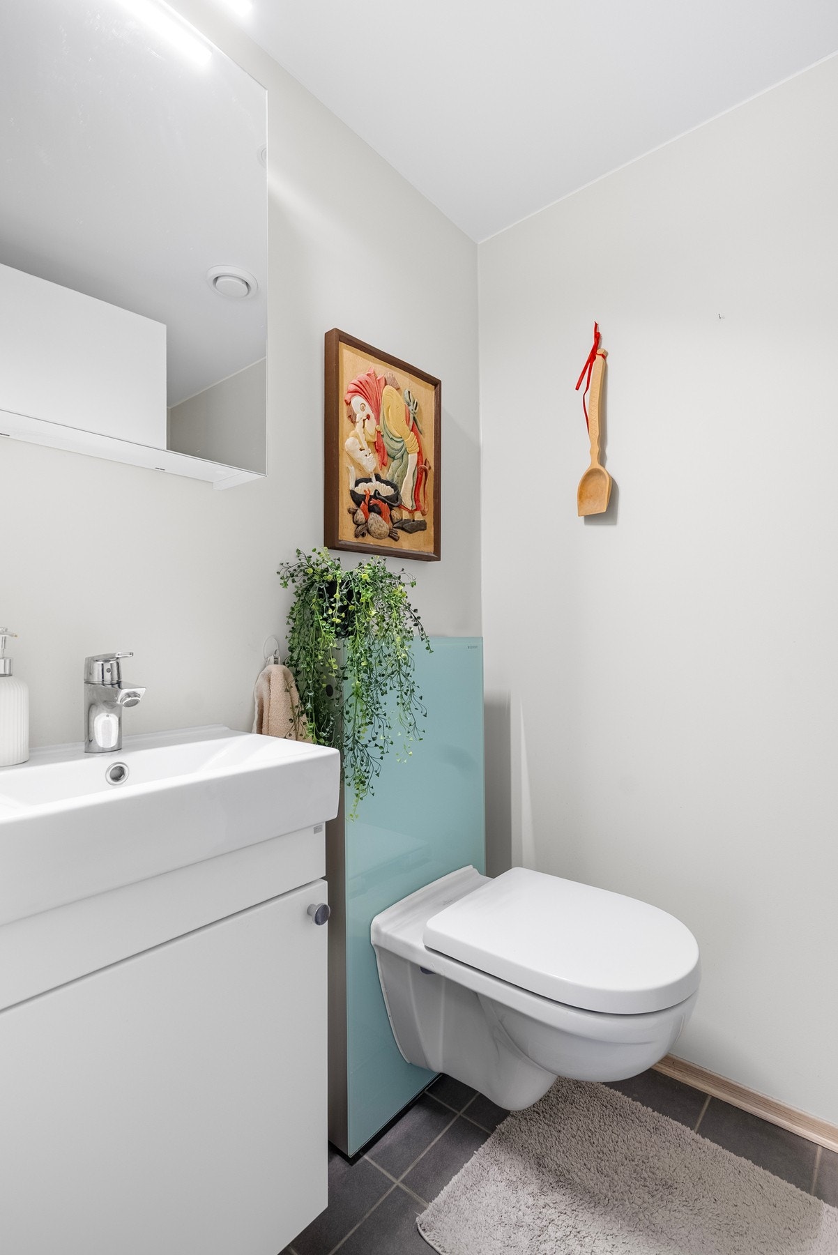 Også gjestetoalettet er flislagt med varme i gulvet Galleribilde