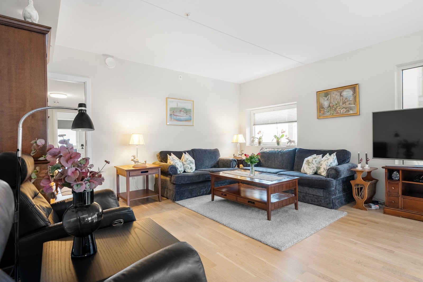 Rommet har lys og elegant 3-stavsparkett, som gir et lyst, stilrent og innbydende uttrykk Galleribilde