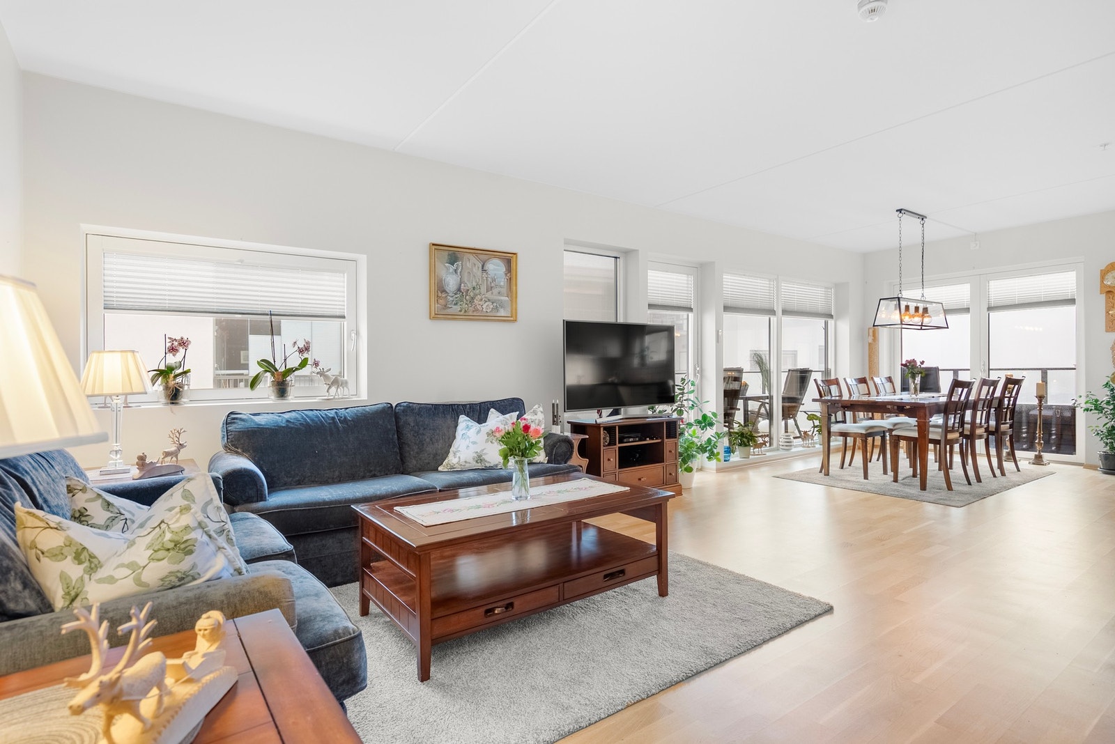 Gjennomgående lyse og åpne rom med rikelig lysinnslipp gir boligen en behagelig og innbydende atmosfære Galleribilde