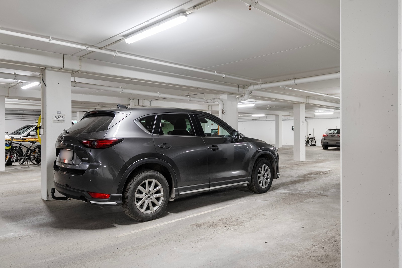 Tørr parkering i felles garasjekjeller Galleribilde