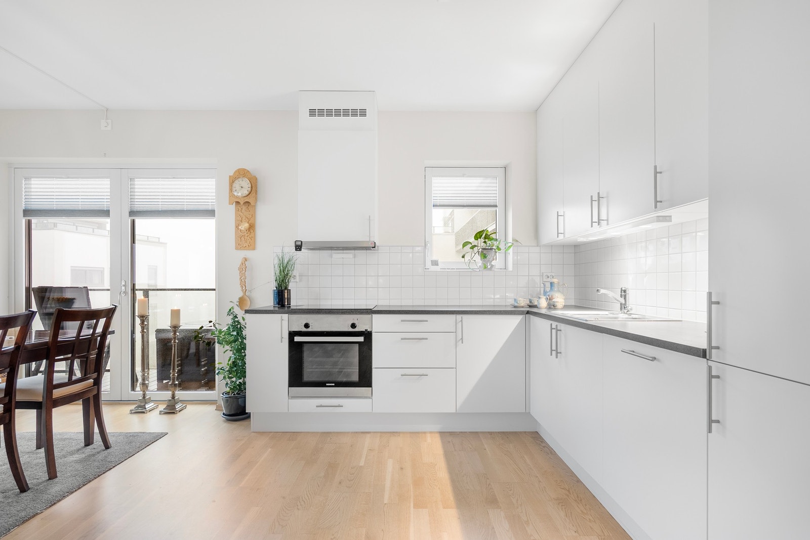 Her har du godt naturlig lys via flere vindusflater, og ekstra lys monter under overskapene Galleribilde