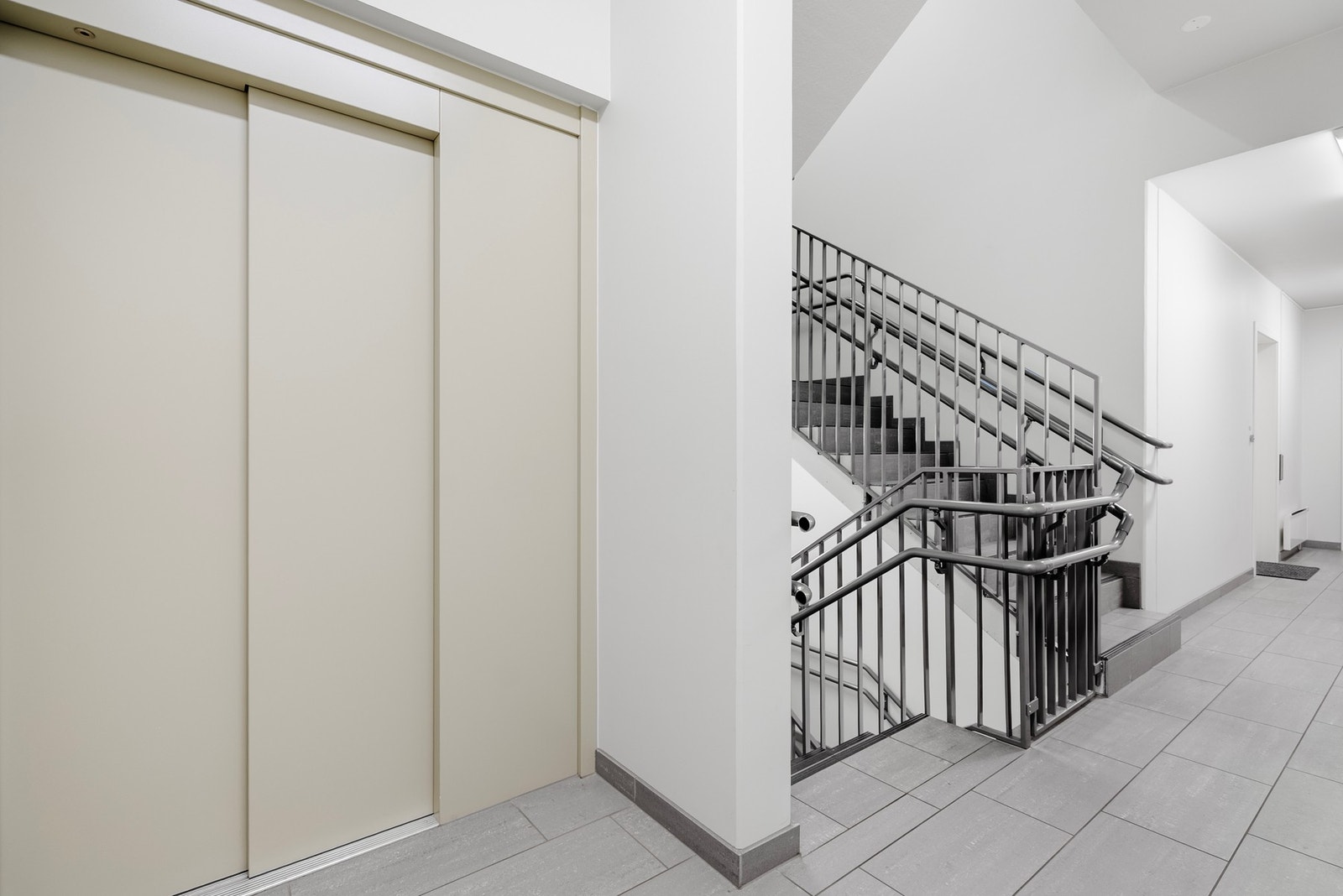 Heisadkomst fra garasjen og opp til leiligheten Galleribilde