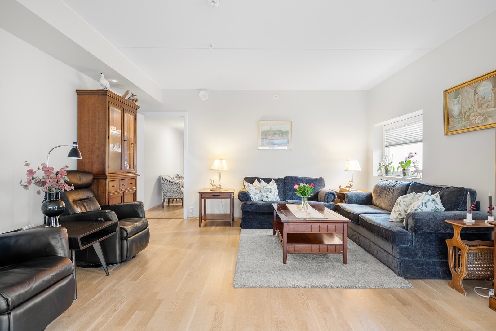 Stue- og kjøkkenområdet har god størrelse, som gir deg fleksibilitet til å møblere med flere sittegrupper Galleribilde