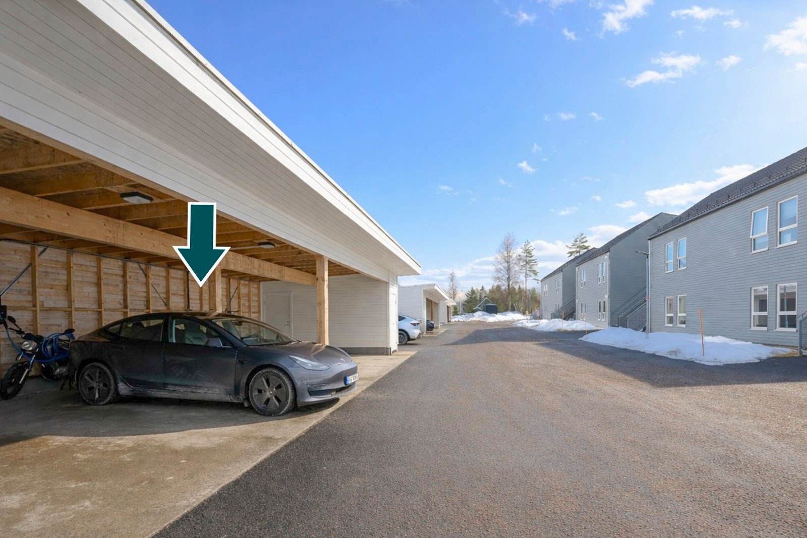 Med leiligheten følger det en biloppstillingsplass i carport med elbillader. Galleribilde