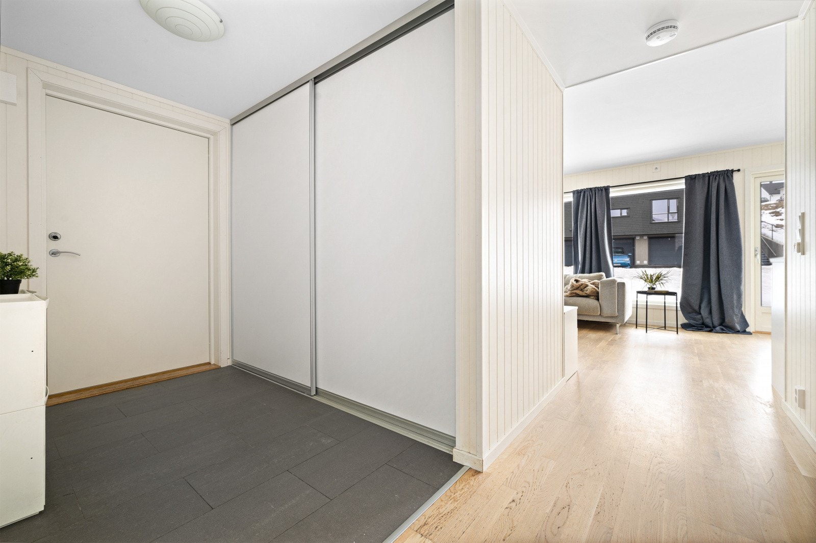 Entréen byr på god skapplass Galleribilde