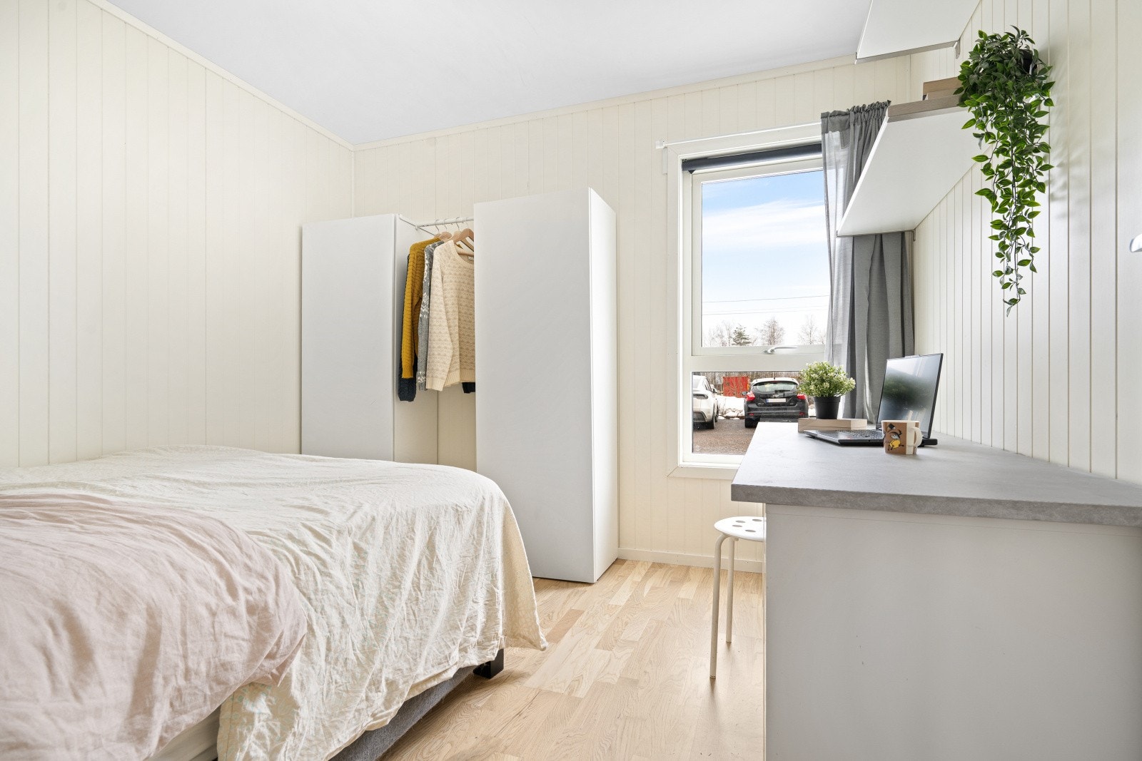 Hovedsoverommet byr på god plass til garderobe og har areal til å etablere en egen arbeidskrok Galleribilde