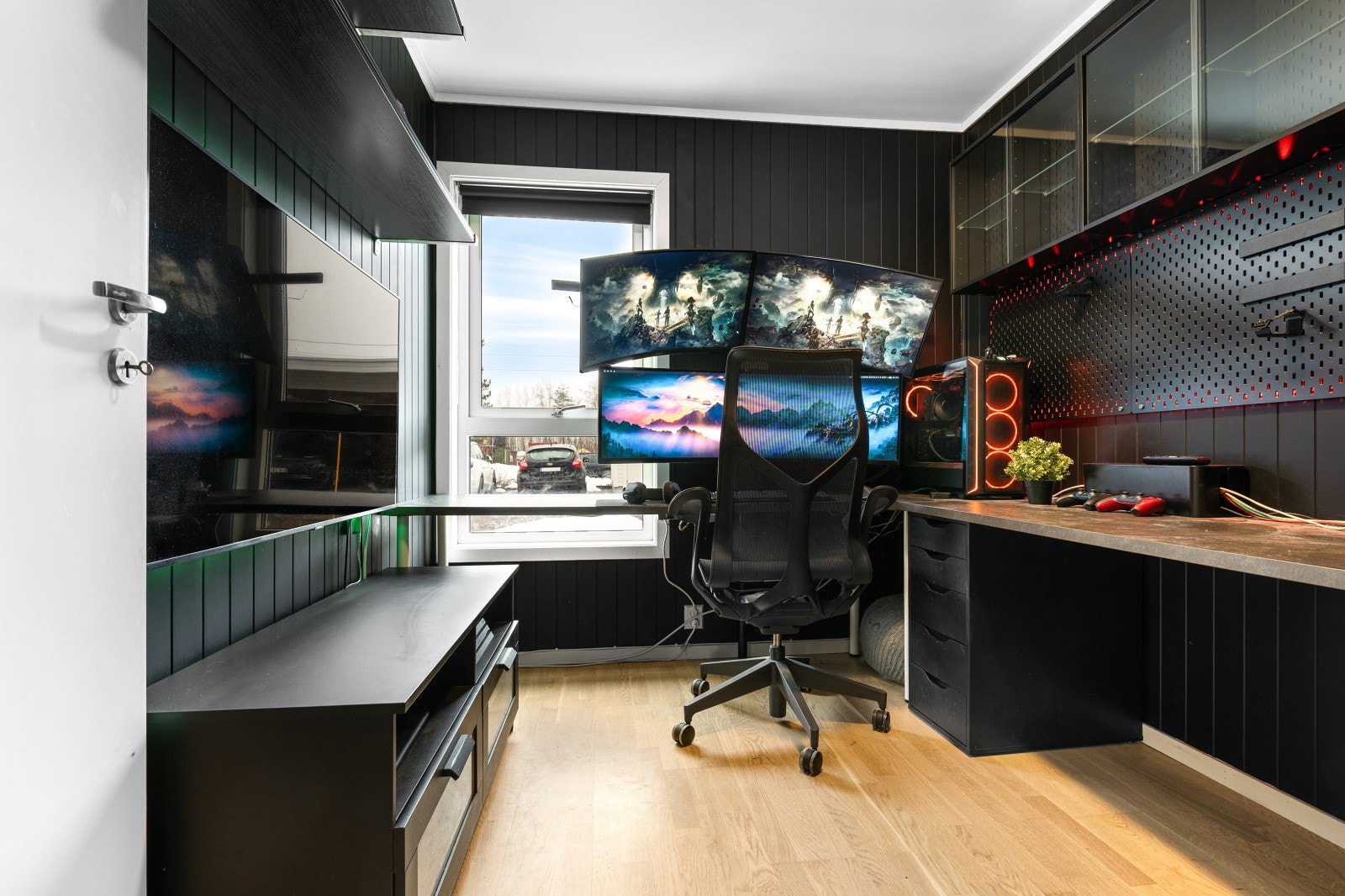 Soverom 2 er i dag innredet som gamingrom, men passer like godt som koselig hjemmekontor eller soverom Galleribilde