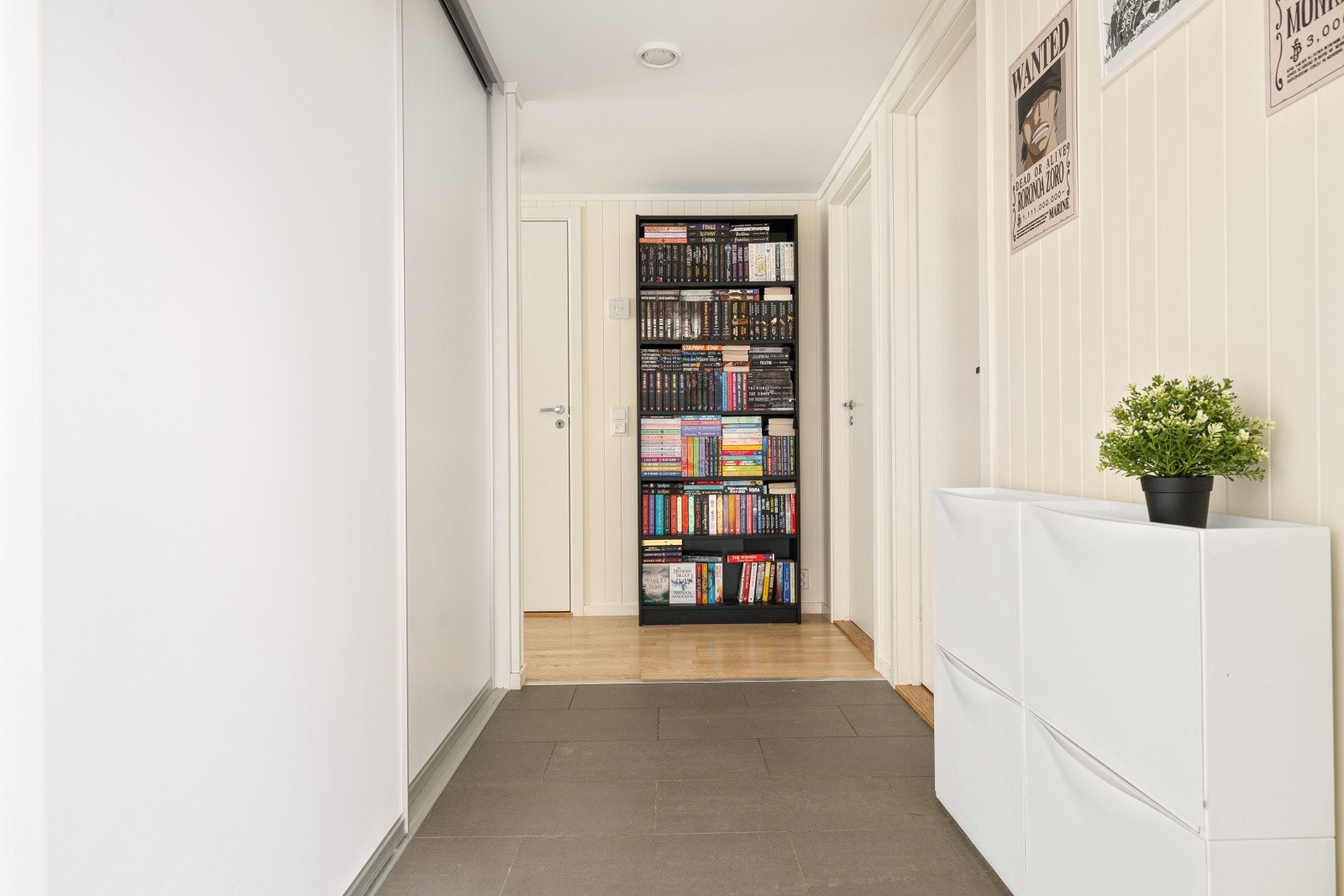 Entréen leder deg naturlig videre inn i leiligheten og gir et godt førsteinntrykk fra det øyeblikket du trer innenfor. Galleribilde