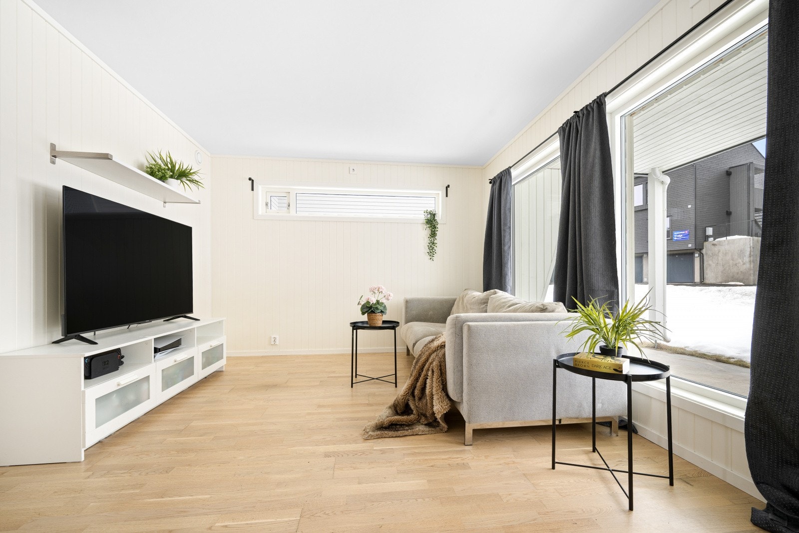 Romslig stue med god plass til sofa og tv-møblement. Galleribilde