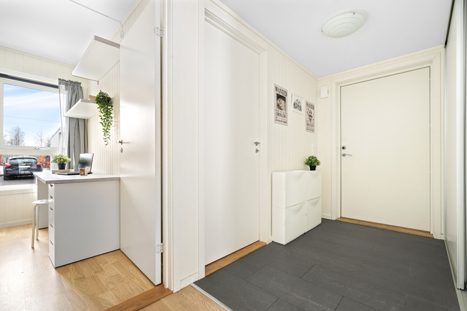 Romslig entré med flislagt gulv og varme i gulv. Galleribilde