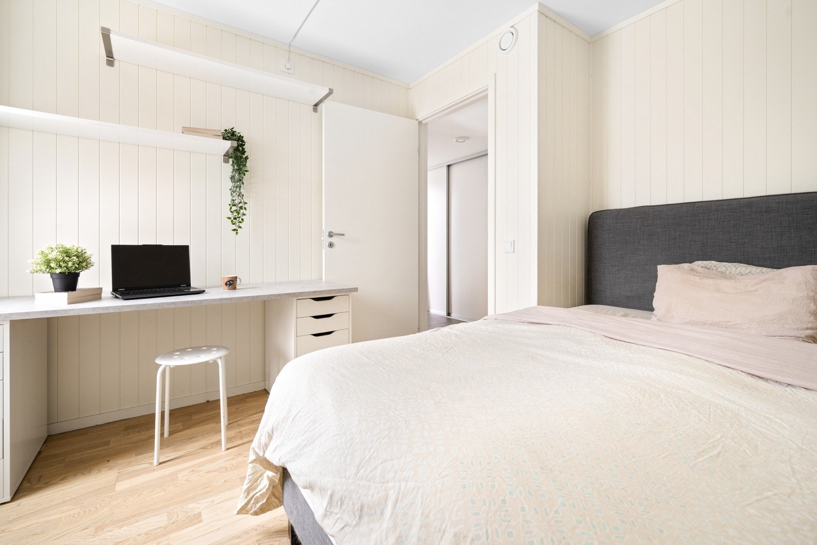 Hovedsoverommet har god plass til dobbeltseng, nattbord, garderobeløsning, etc. Galleribilde