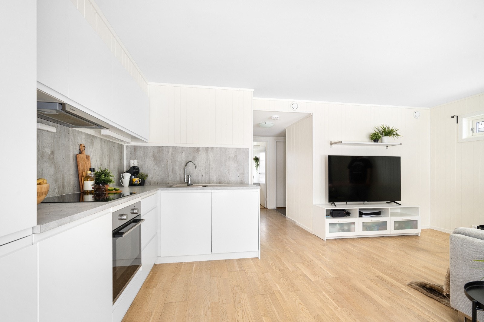 Den åpne stue- og kjøkkenløsningen skaper naturlig flyt og samhold Galleribilde