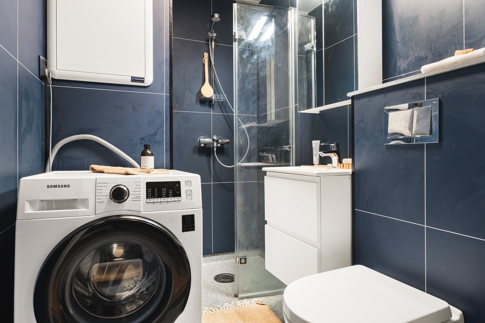 Badet måles til 2,8 kvm. og er pusset opp i 2025. Her er det vinylbelegg på gulv med underliggende varmekabler og baderomsplater på vegg. Galleribilde