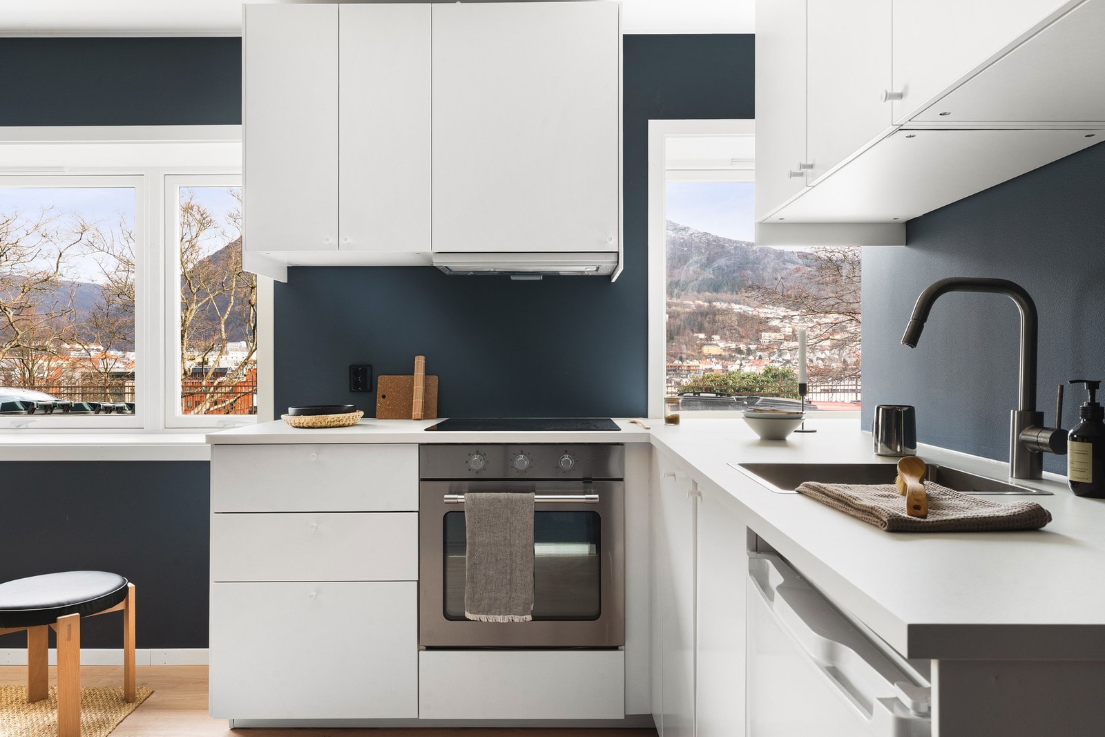 Kjøkkenet er levert av IKEA og har en innredning som består av slette fronter og benkeplate av laminat. Galleribilde