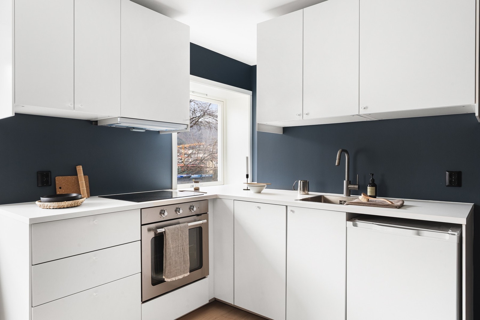 Her er det godt med oppbevaringsplass i skuffer og skap, samt arbeidsplass på benkeplaten. Galleribilde