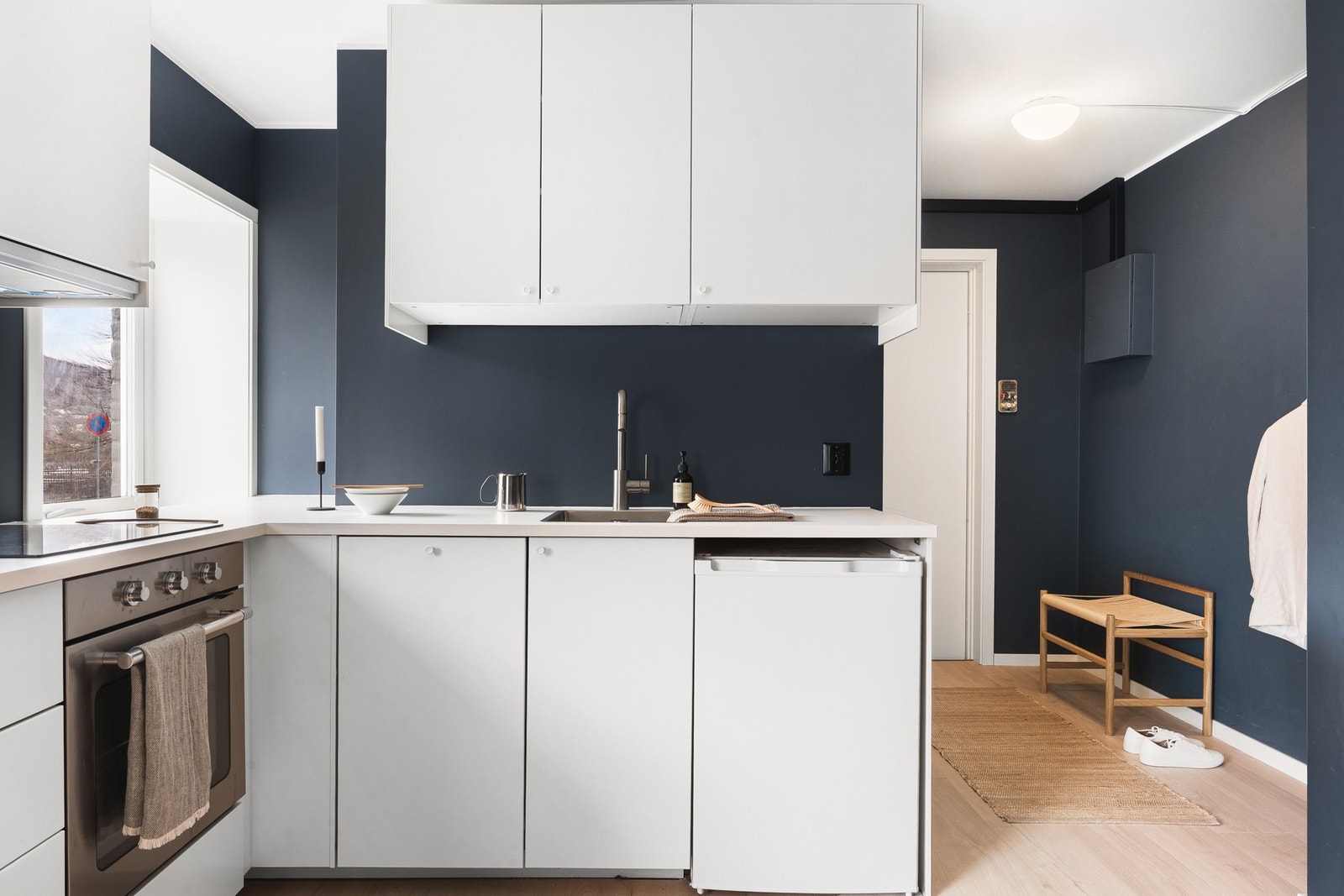 Det er utstyrt med følgende integrerte hvitevarer: Stekeovn, platetopp, ventilator og oppvaskmaskin. Kjøleskapet er frittstående og medfølger handelen. Galleribilde