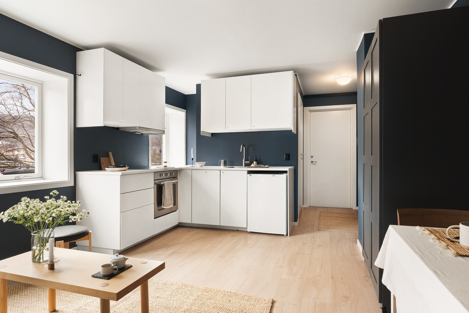 I stuen er det plass til å møblere med den favoriserte sofakroken og et mindre spisebord. Galleribilde