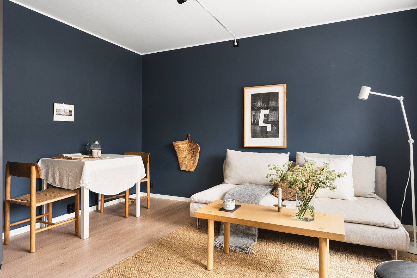 Stuen er en del av en åpen stue- og kjøkkenløsning som måles til 19,4 kvm. Galleribilde