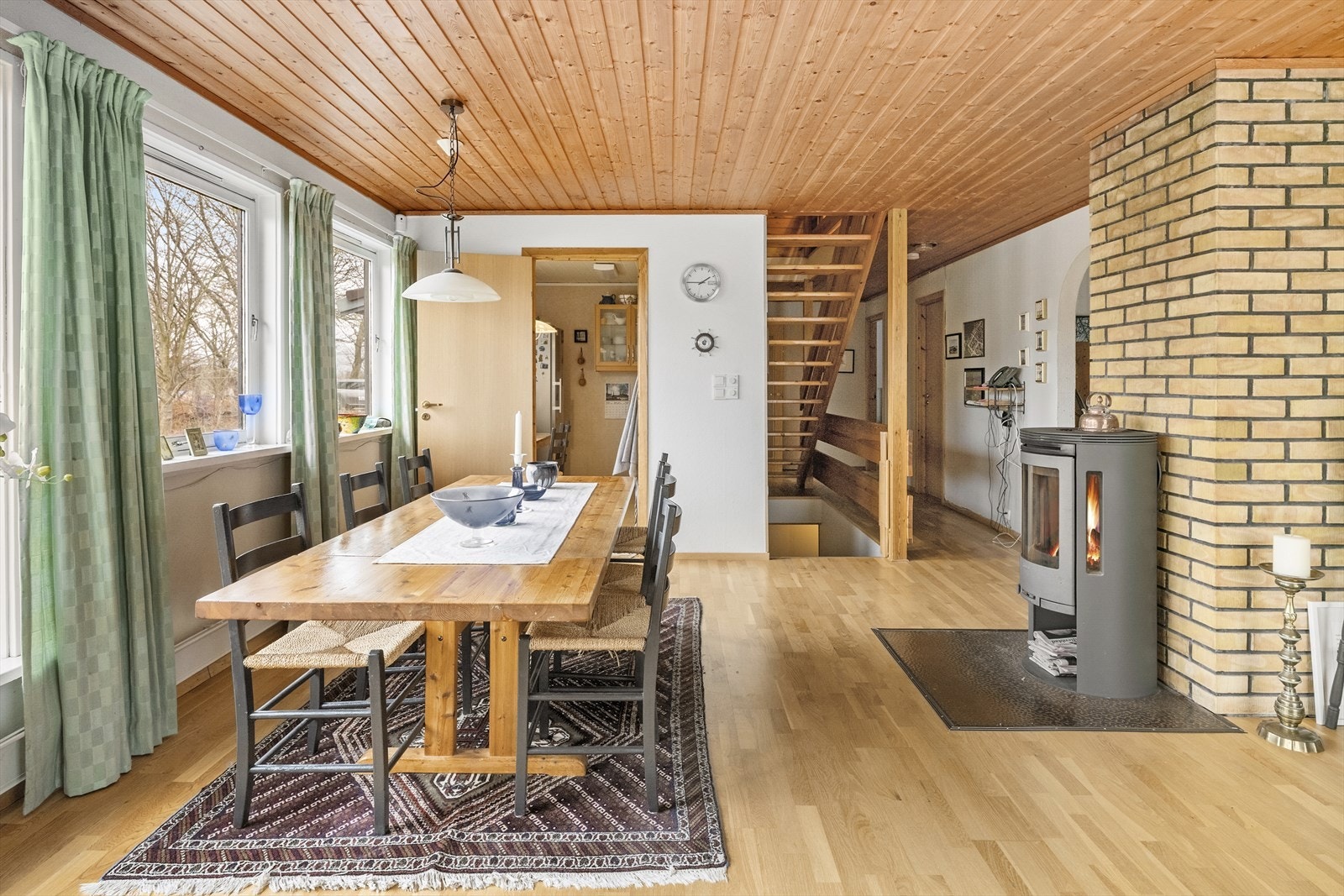 - Kjøkkenet ligger innenfor spisestuen - Galleribilde