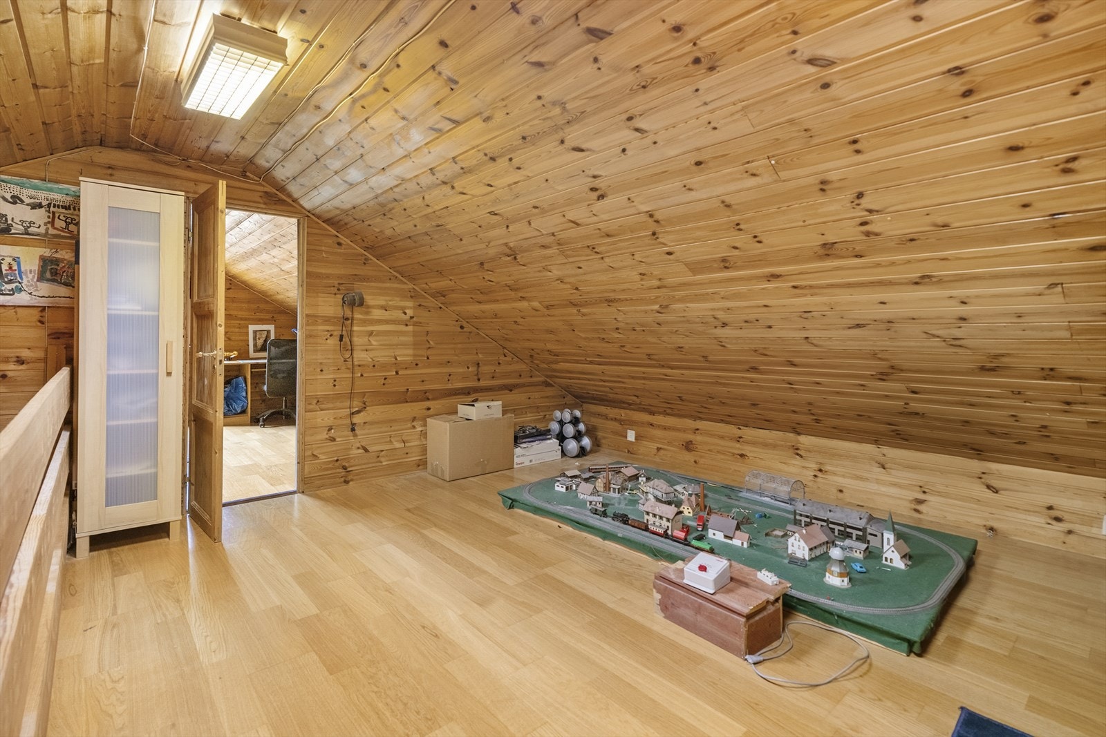 - I 2. etasje har man en loftsstue som kan brukes til lekeområde, hjemmekontor eller ekstra lagringsplass - Galleribilde