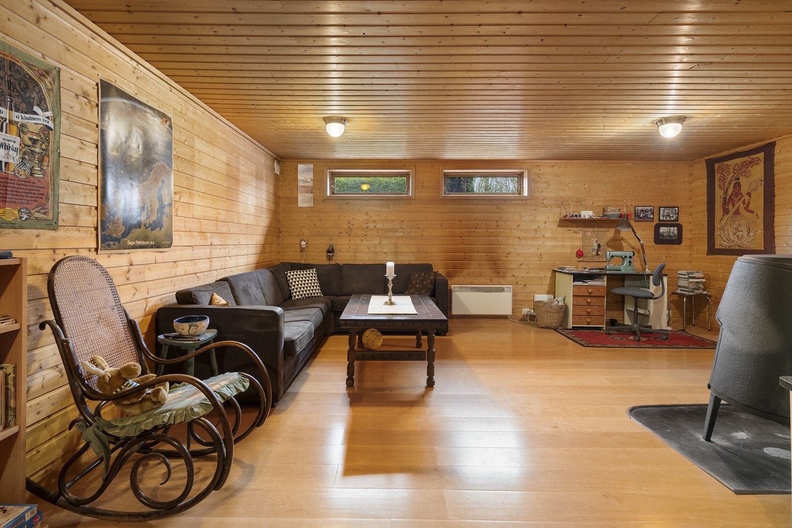 -Her er det plass til både sittegruppe, skrivepult og treningsaparater - Galleribilde