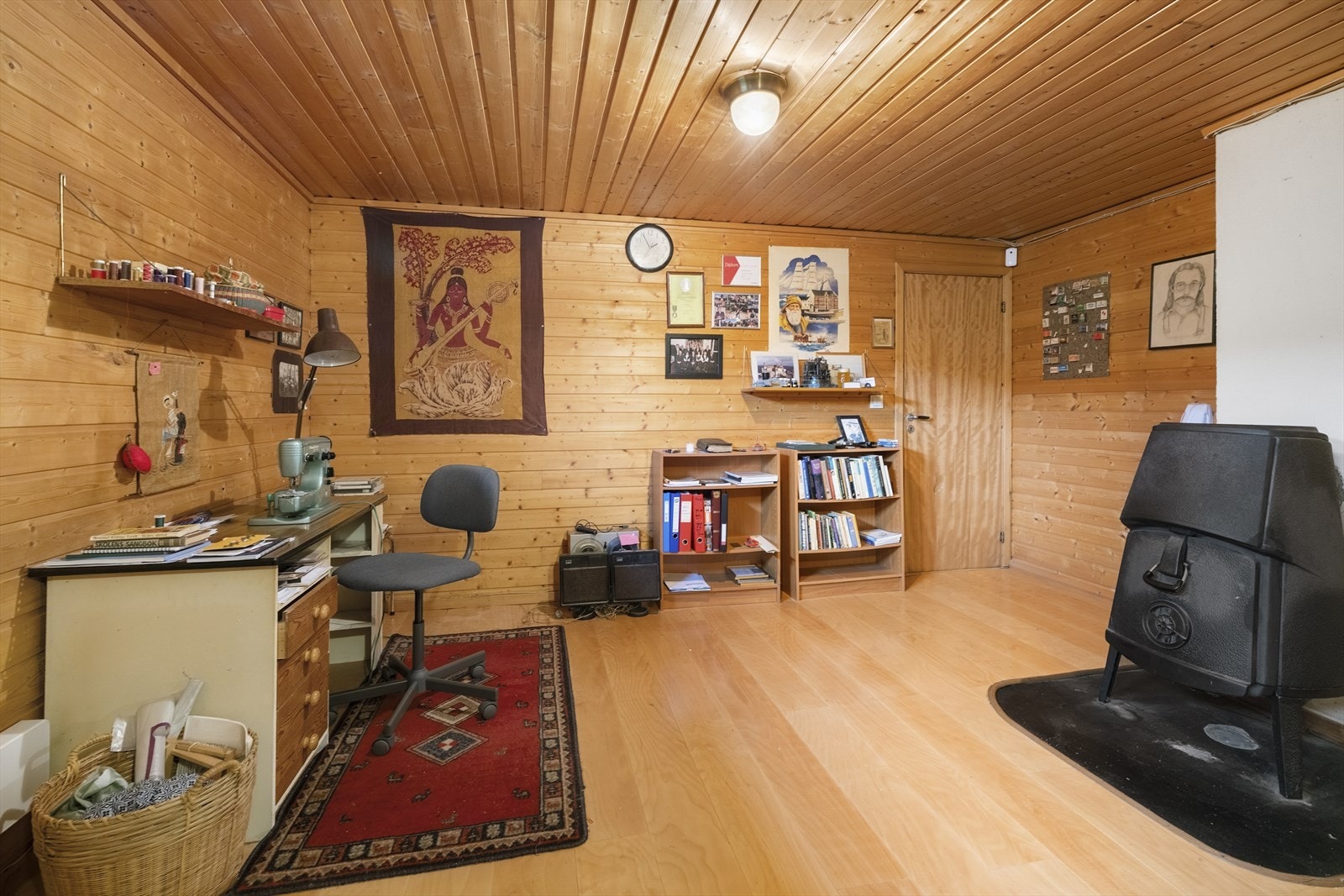 - Perfekt som hjemmekontor, ungdomsavdeling eller til ekstra oppbevaringsplass - Galleribilde