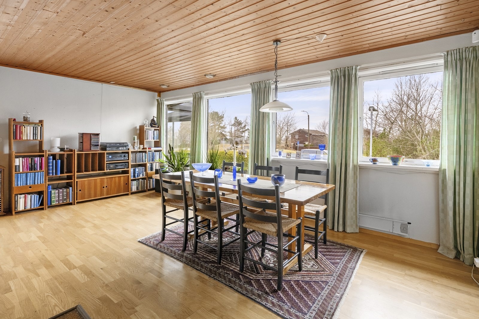 - Gode muligheter for å innrede i flere soner og plass til langbord - Galleribilde