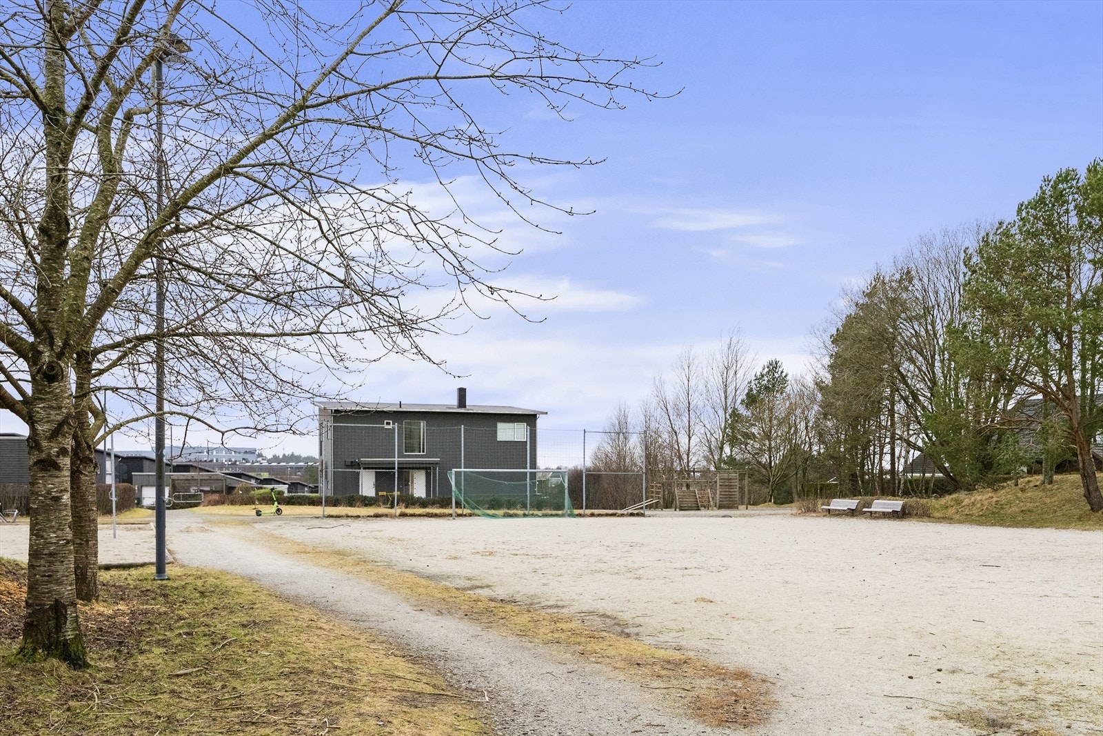 - Rett ved boligen er det friområde og grusbane - Galleribilde