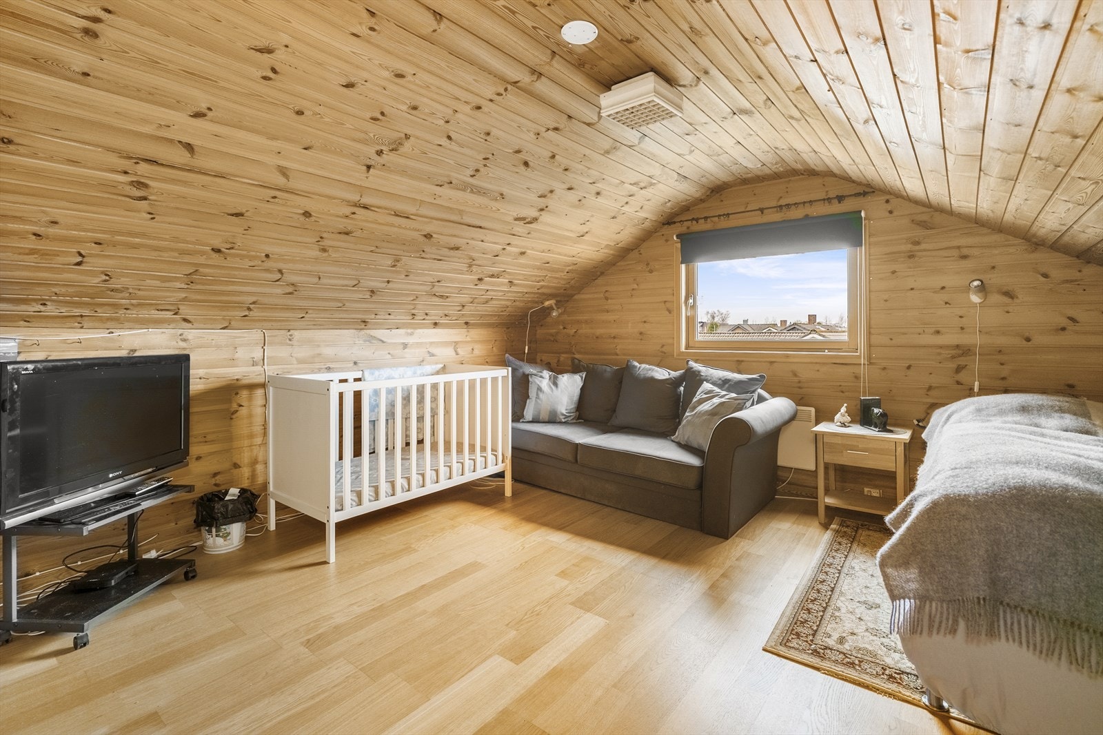 - Det er to rom på loftet som er innredet som soverom - Galleribilde