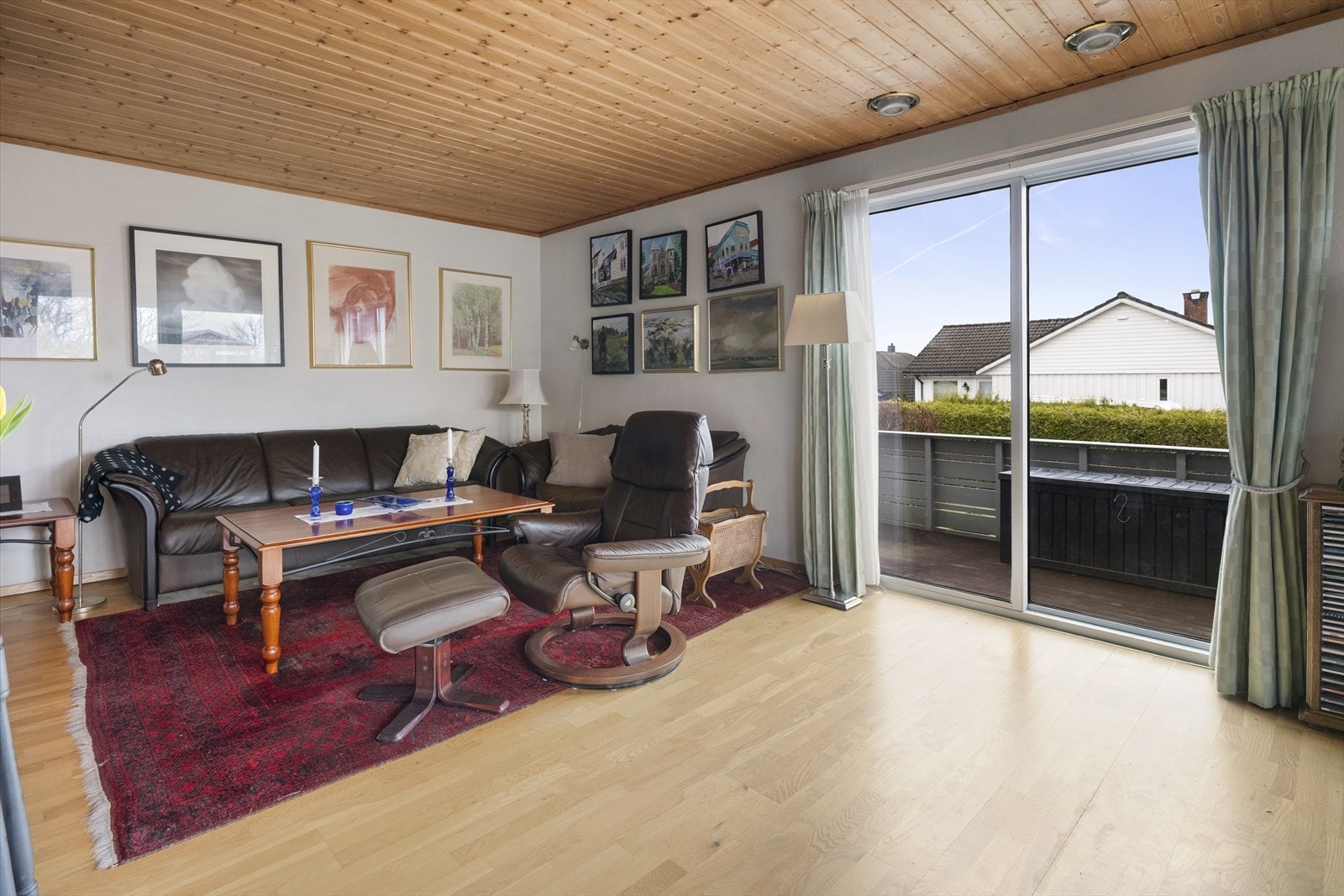 - Terrassedøren var ny i 2013 og tar en til terrasse og vinterhagen fra 2020 - Galleribilde